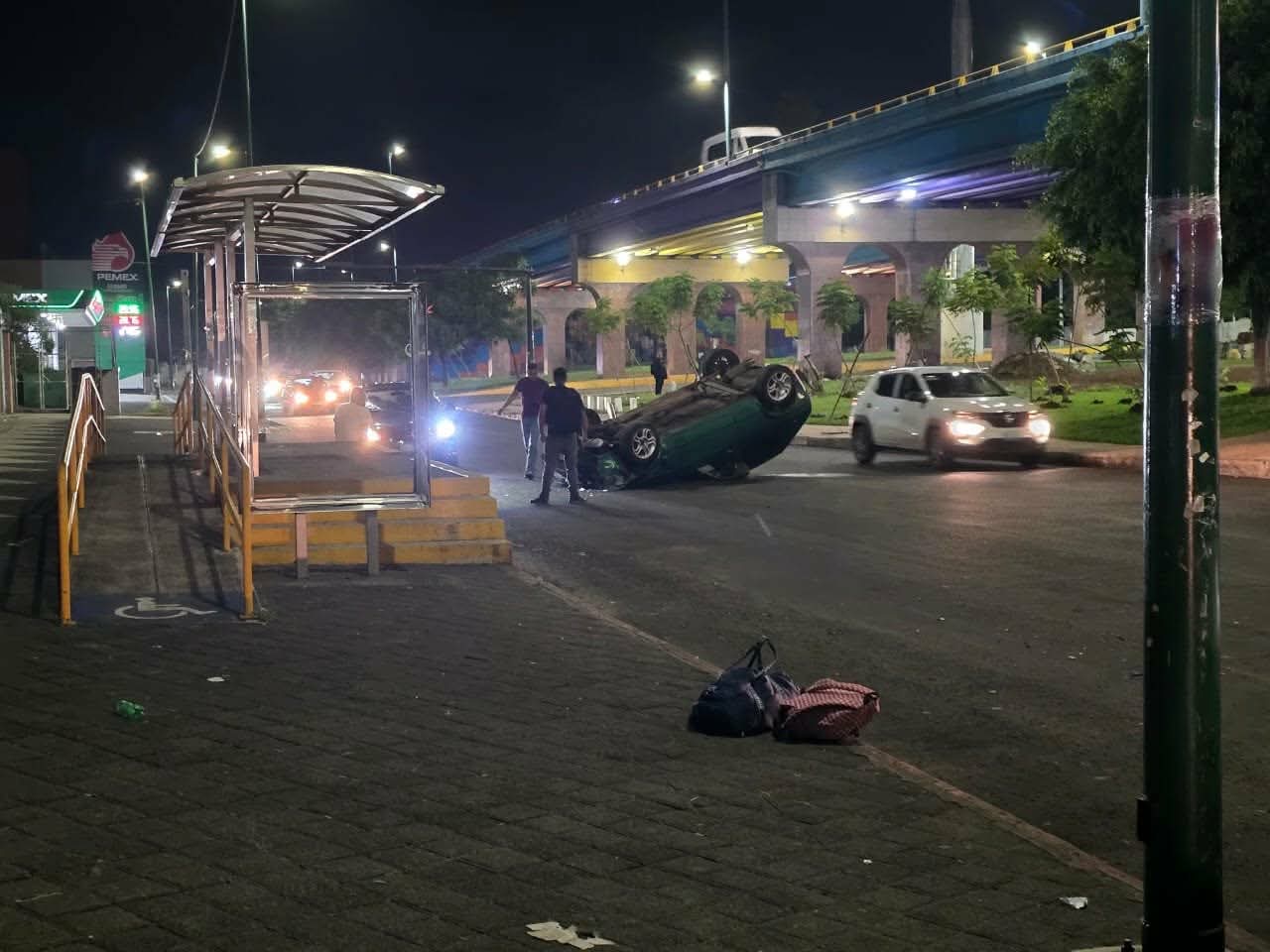 Vuelca auto a la altura de la TAM 