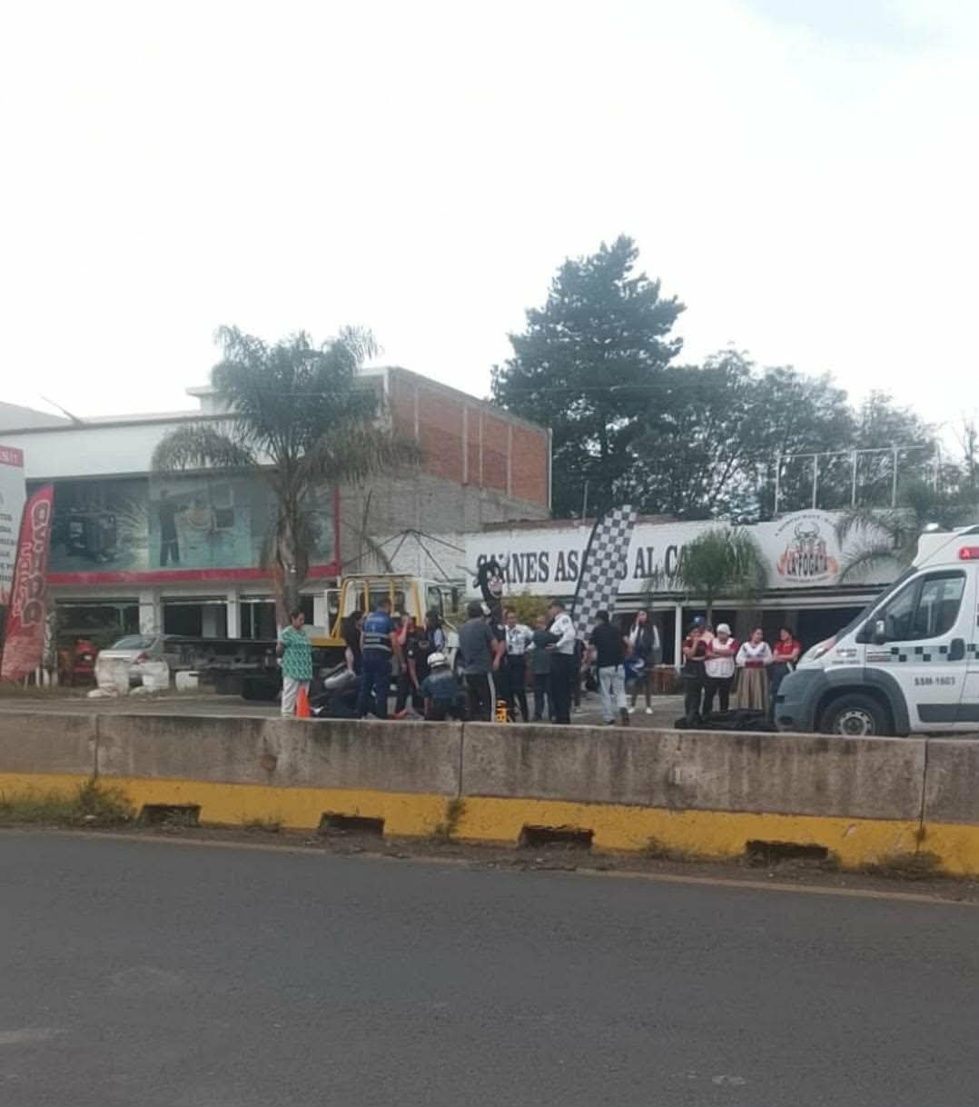 Motociclista resulta malherido tras ser impactado de reversa por una camioneta en la Morelia–Pátzcuaro