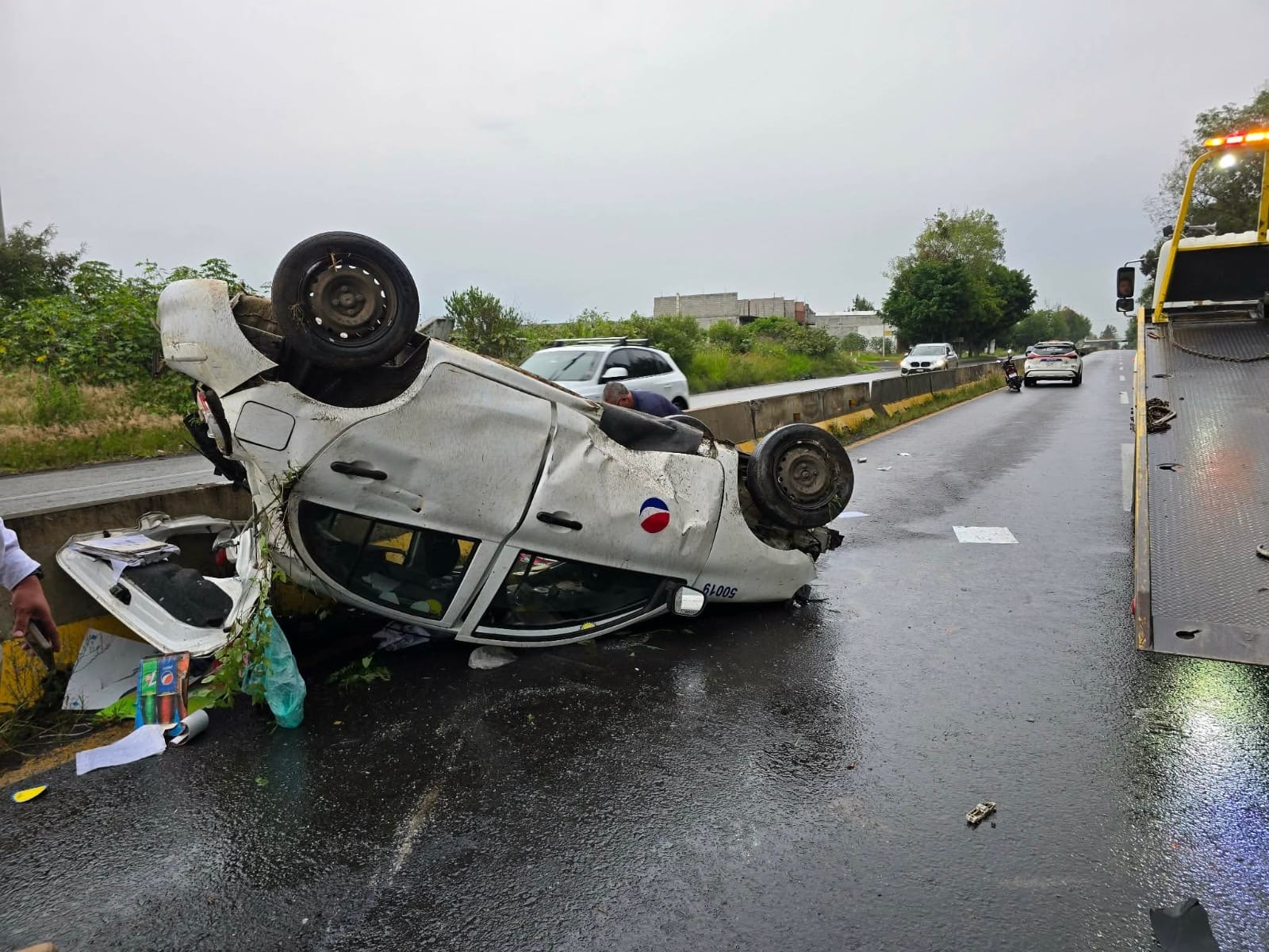 Auto de la Pepsi vuelca en la Morelia-Pátzcuaro; conductor sale ileso