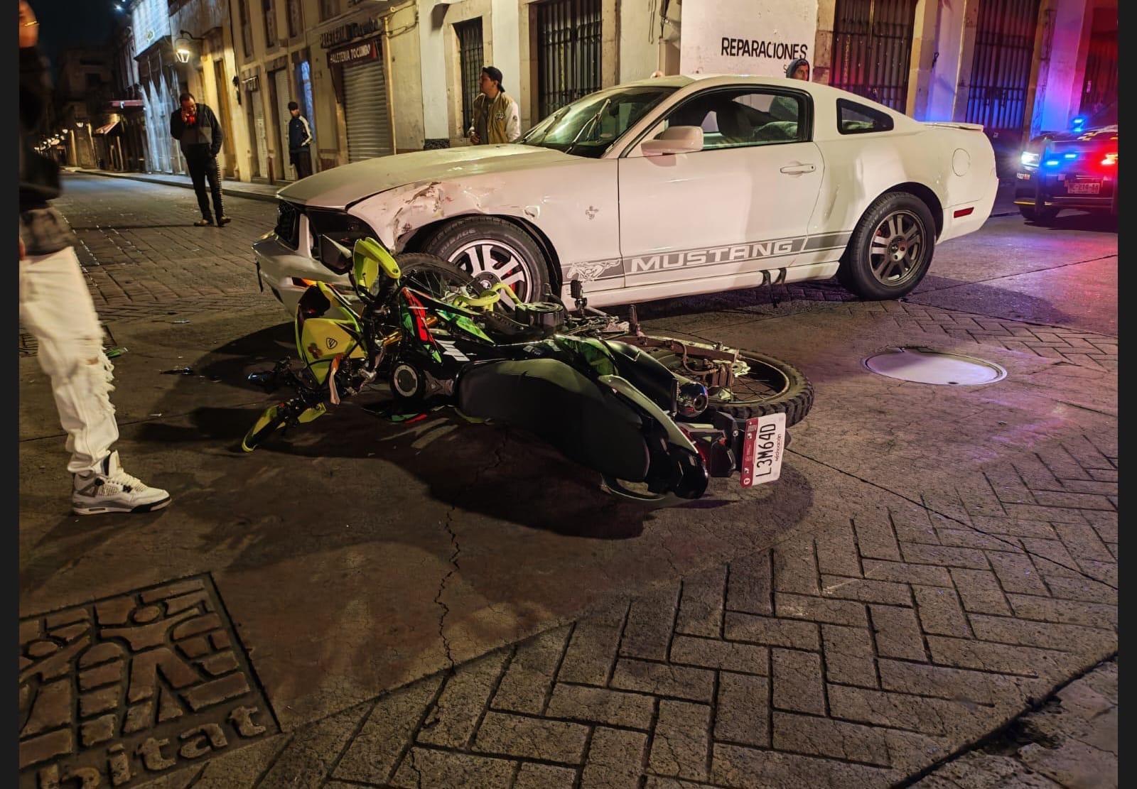 Pareja en moto queda herida tras chocar contra auto deportivo en el centro de Morelia 