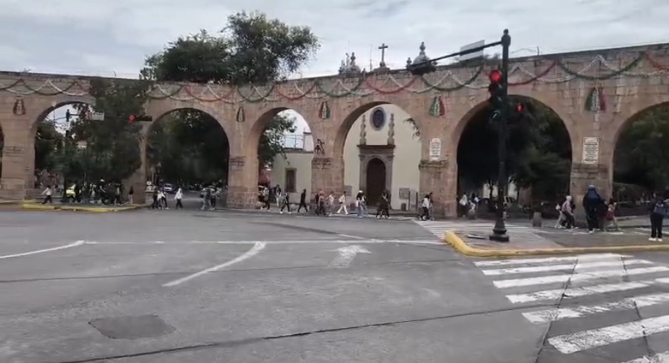 Normalistas de la BCENUF bloquean avenida Madero Oriente, a la altura de Las Tarascas