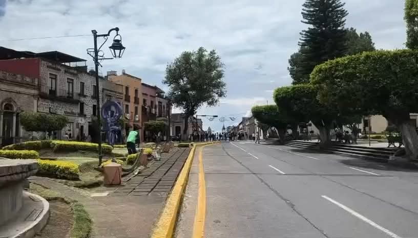 Ahora estudiantes de la ENEF bloquean avenida Madero a la altura de Las Tarascas 