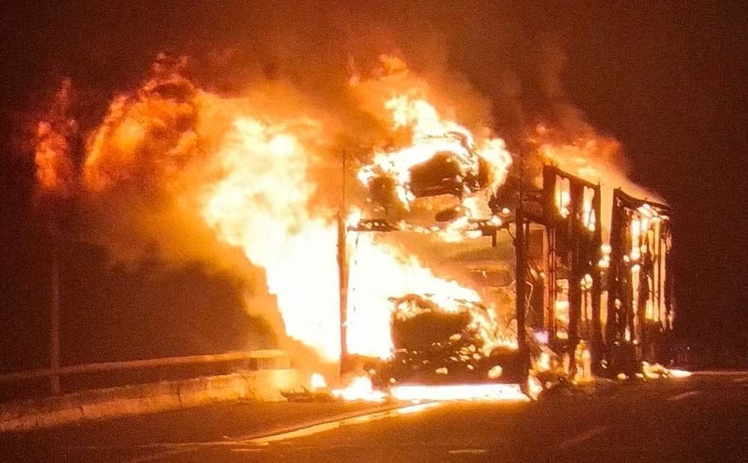 Arde tractocamión nodriza junto con su cargamento en la México-Guadalajara 