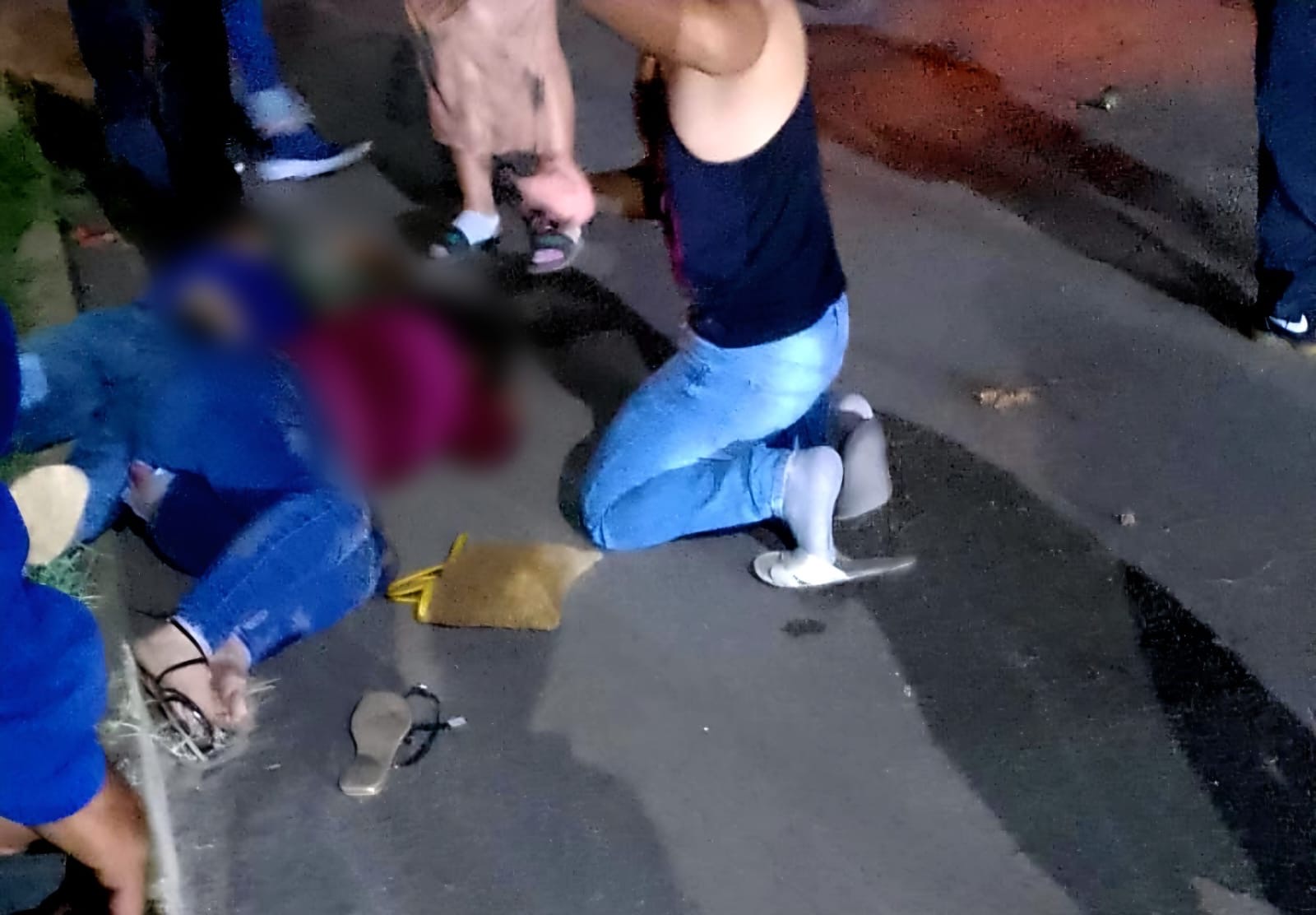 Auto embiste a pareja de motociclistas y huye cobardemente, en Uruapan