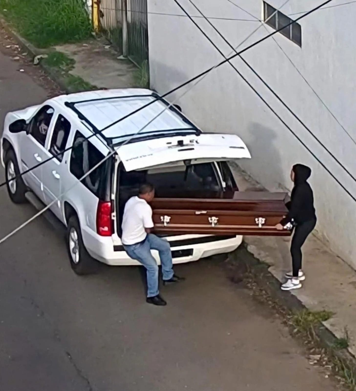 Localizan cadáver dentro de féretro que fue abandonado junto al aeropuerto de Uruapan 