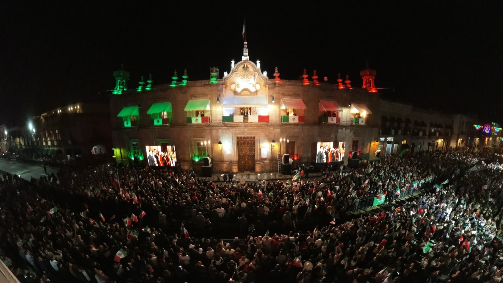 Entre familias y fervor patrio, Bedolla da el Grito de Independencia en el Centro Histórico