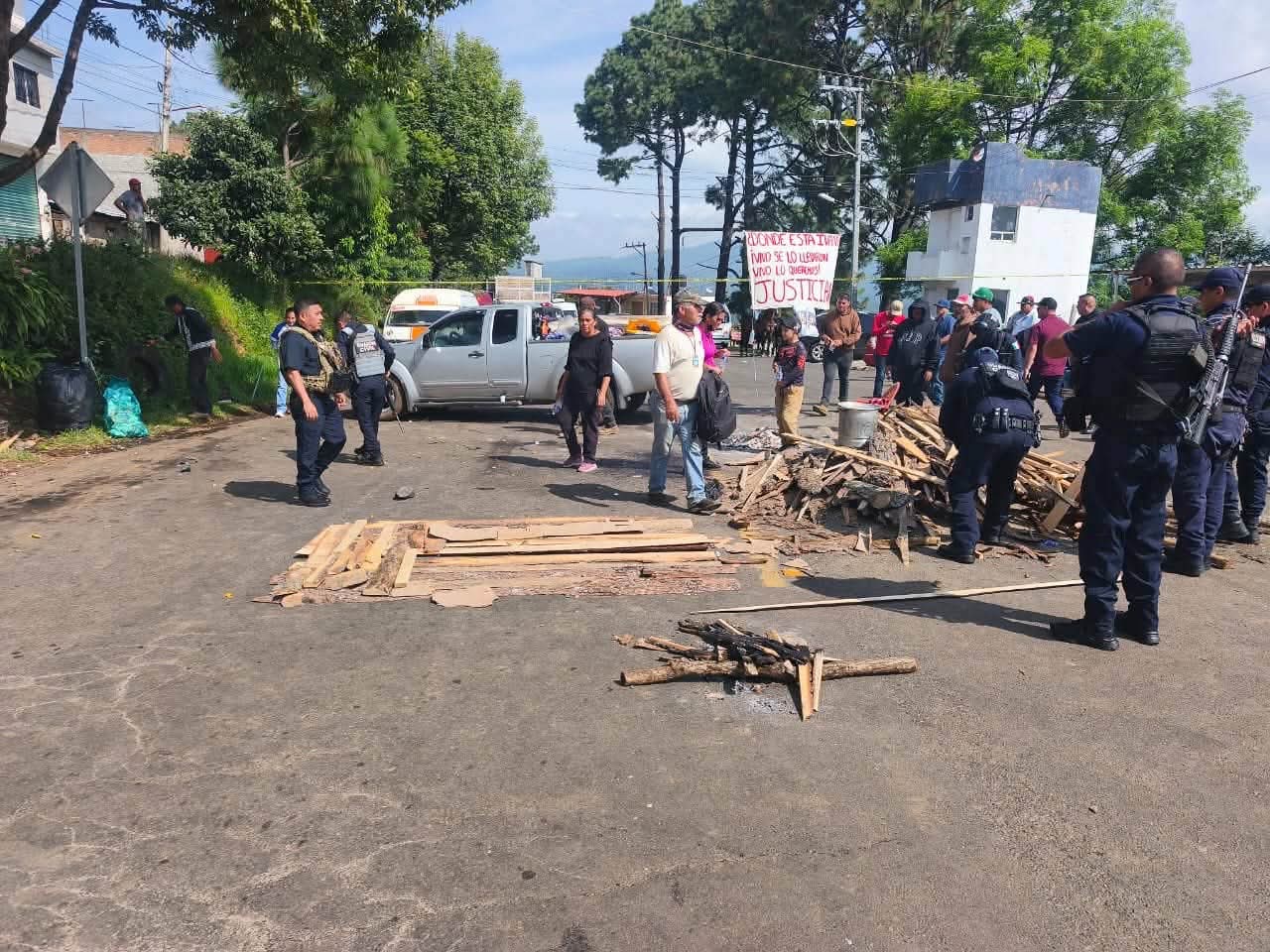 Tras diálogo con autoridades, manifestantes levantan bloqueo en la carretera Acuitzio-Villa Madero; continúa búsqueda de Iván