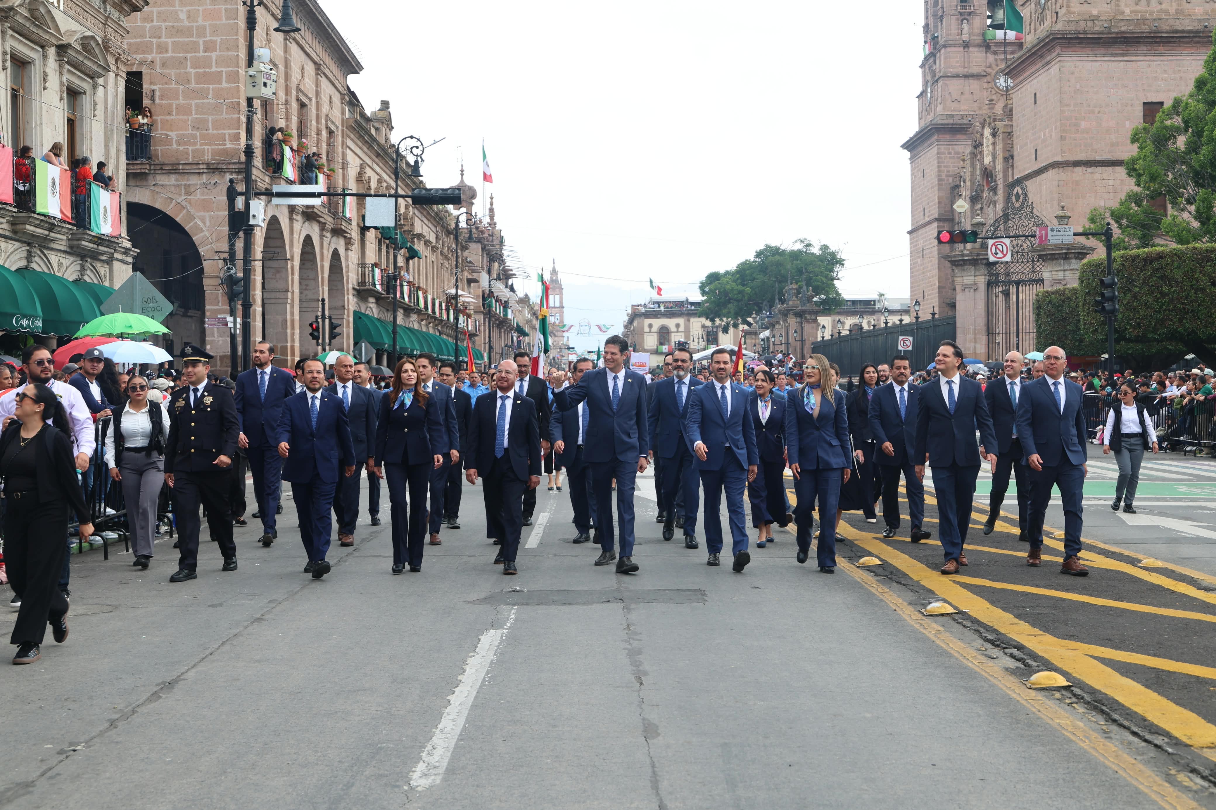 Desfile por Aniversario de la Independencia llena de fervor patrio el Centro de Morelia