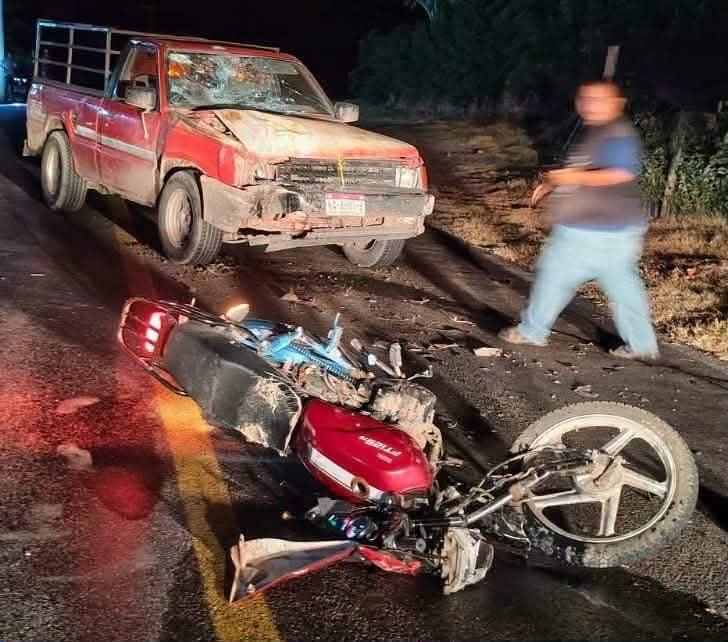 Encontronazo entre moto y camioneta deja dos heridos en Huetamo 