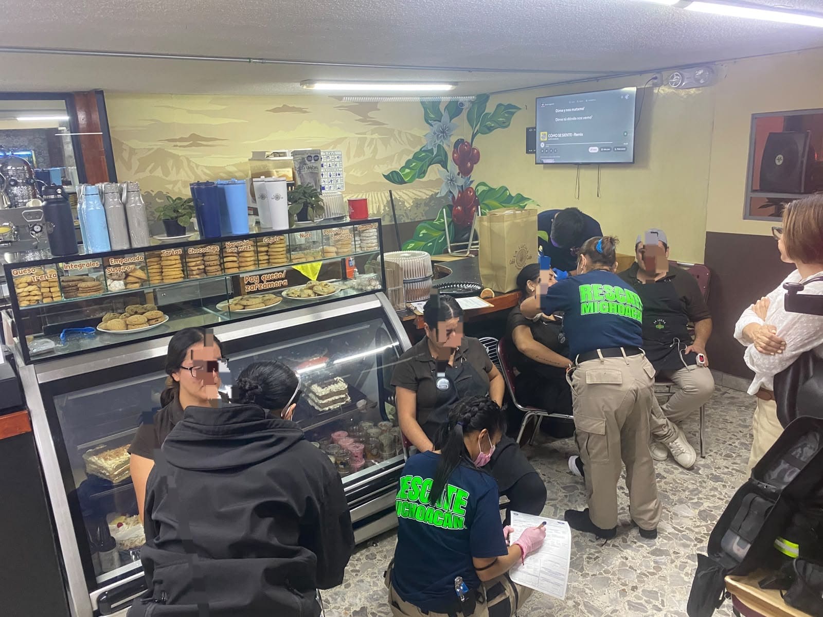 Motociclistas empistolados asaltan un “Café La Lucha”, en Uruapan