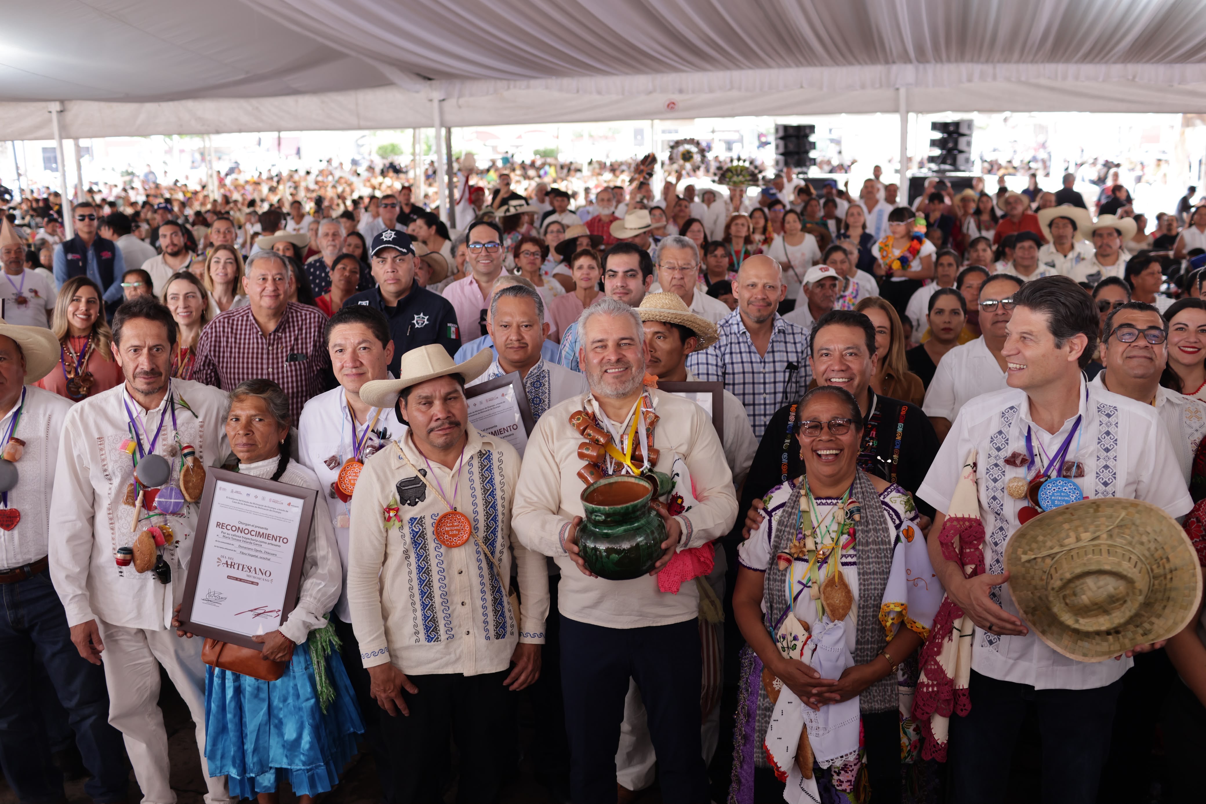 Encabeza Bedolla el 25° aniversario del Día del Artesano Michoacano; entrega 65 galardones