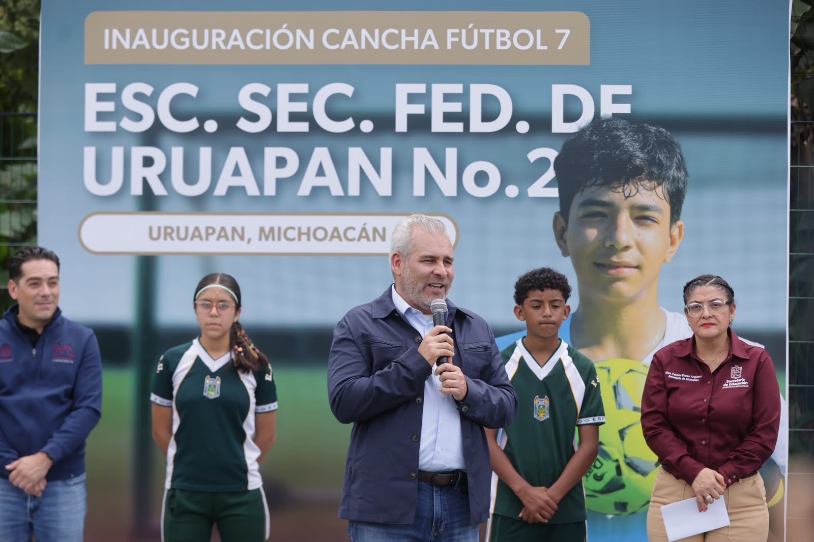 Inaugura Bedolla cinco canchas de fútbol 7 en secundarias de Uruapan