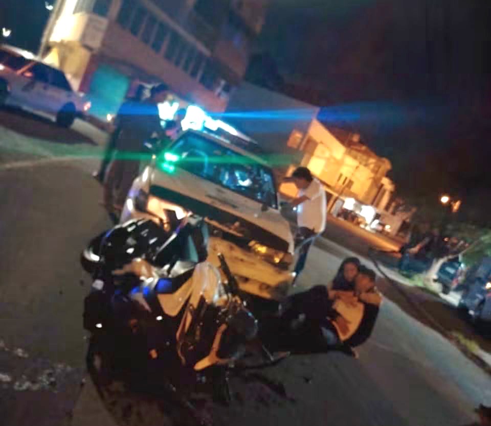Dos motociclistas heridos tras choque contra un taxi, en Uruapan