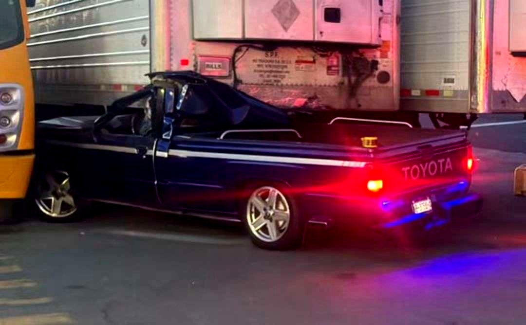 Camioneta impacta y se incrusta en contenedor de tráiler estacionado; hay una persona muerta