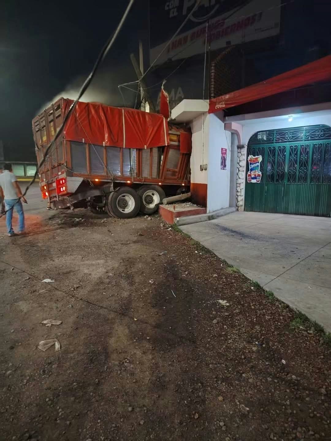 Camión tortón se incrusta en un domicilio de Tzurumútaro