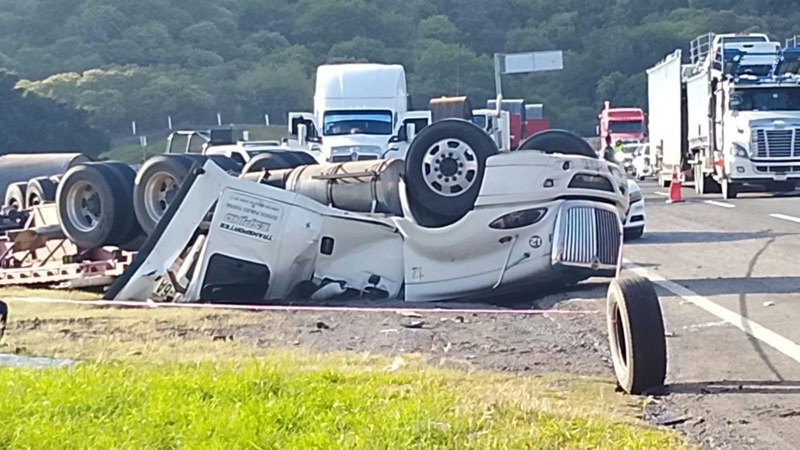 Vuelca tractocamión con rollos de aluminio industrial en la Morelia-Salamanca; hay un muert0 