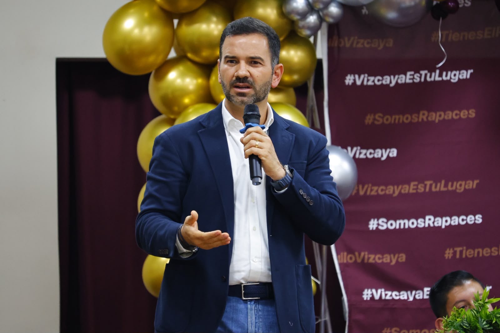 Yankel Benítez dialoga y estrecha comunicación con jóvenes universitarios