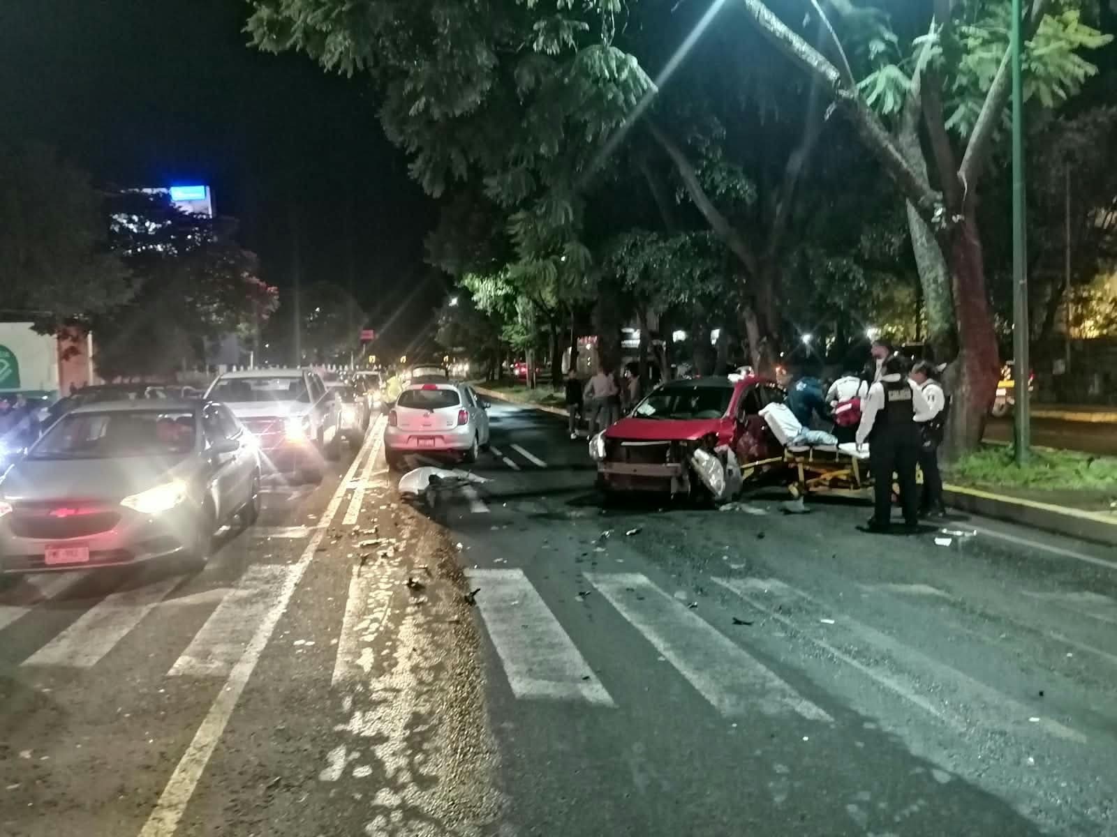 AMR atiende a hombre herido tras choque entre dos autos al sur de Morelia 