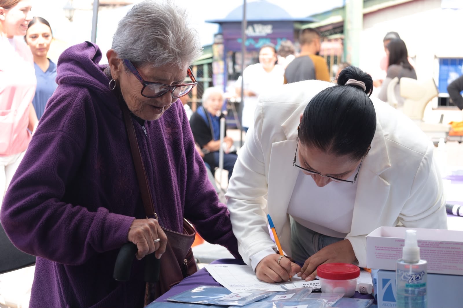 Semmujeris acerca servicios de atención y prevención a mujeres del Mercado Revolución