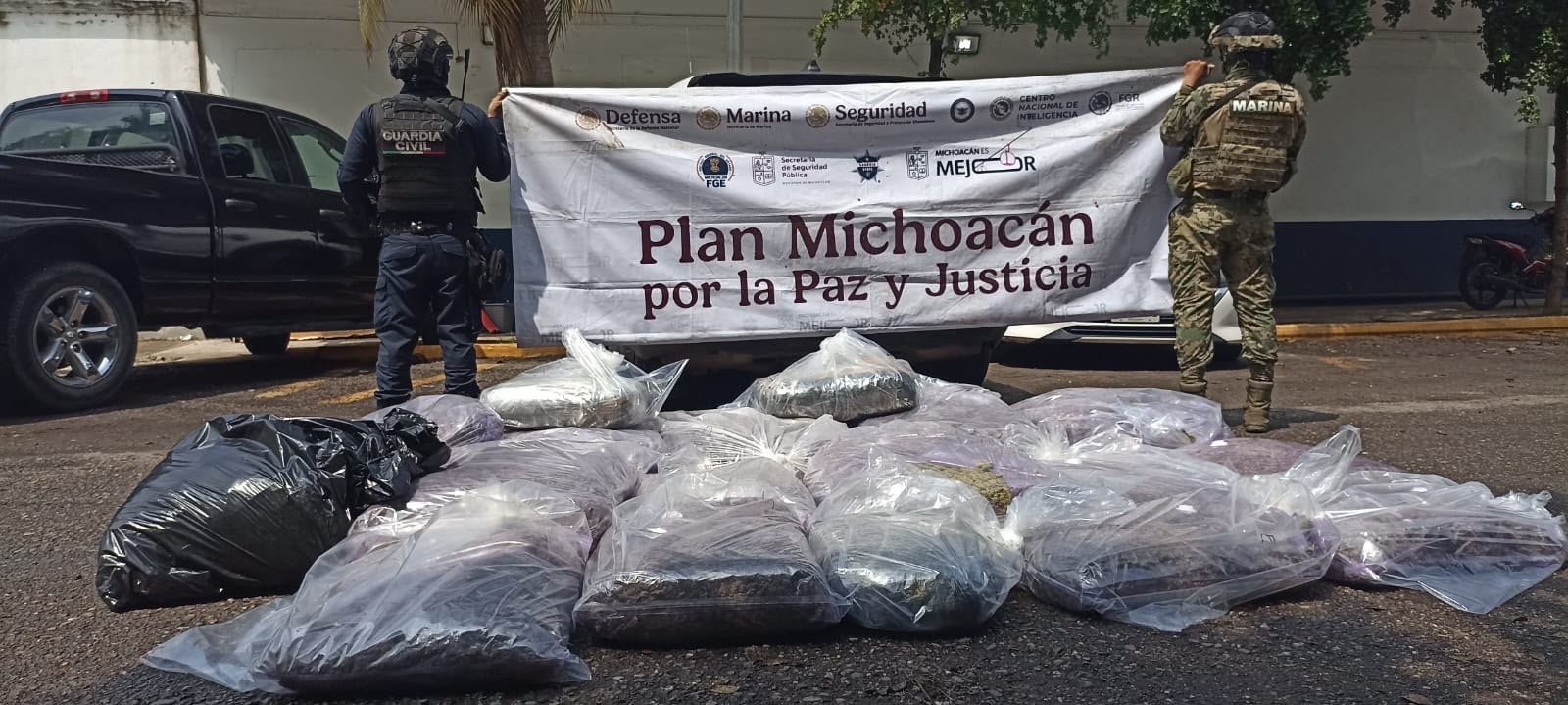 Guardia Civil y Secretaría de Marina aseguran camioneta y 250 kilos de mariguana en la Siglo XXI