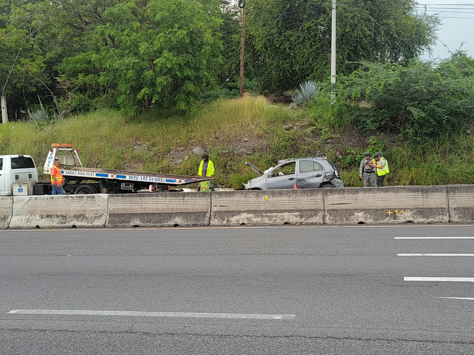 Vuelca automóvil en la carretera Cuatro Caminos-Apatzingán; estaba abandonado