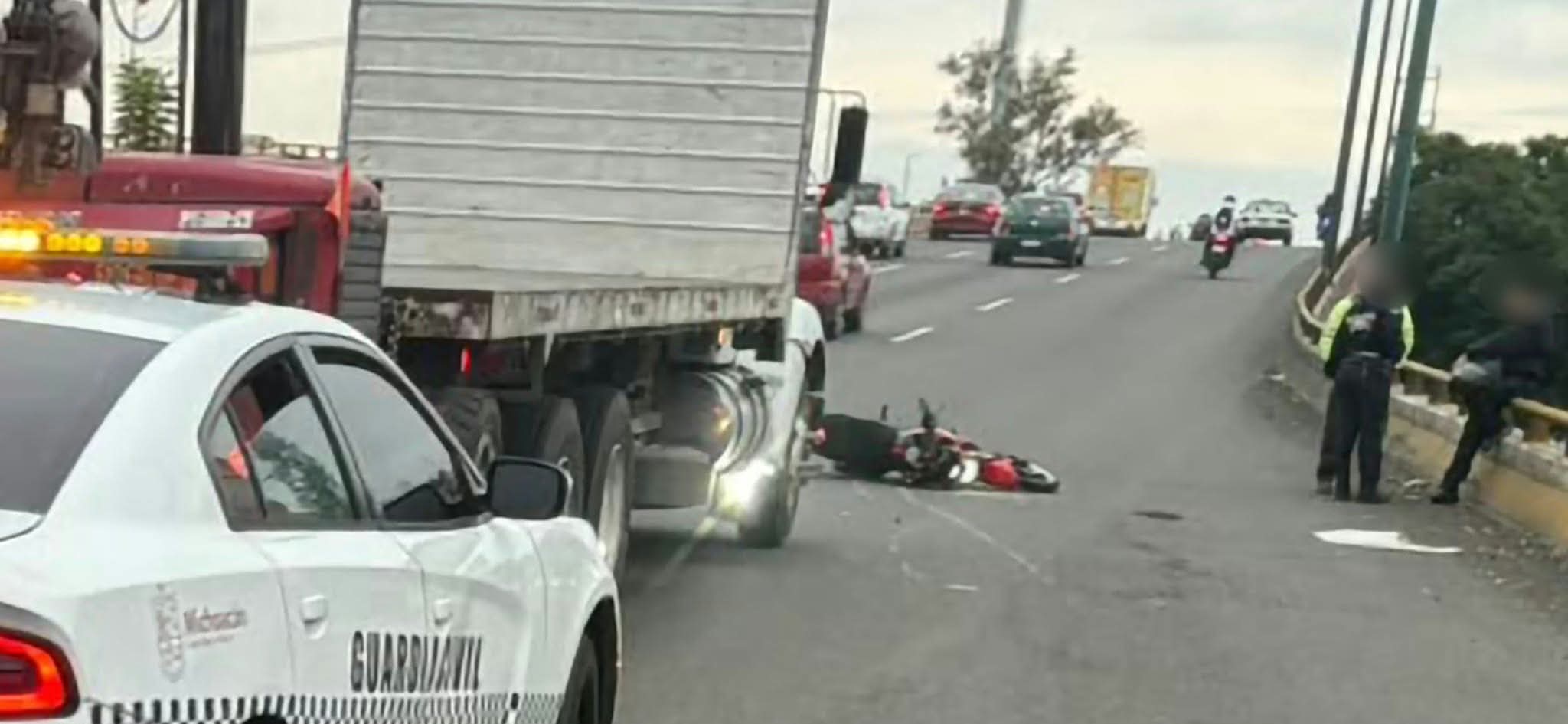 Motociclista derrapa sobre el Libramiento Poniente de Morelia 