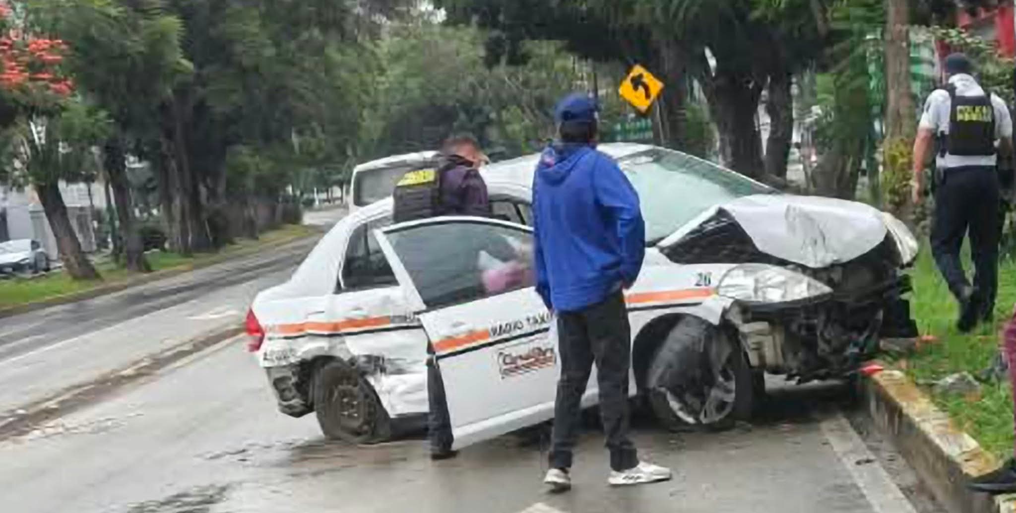 Se registran dos accidentes en distintos puntos de Morelia; hay dos heridos y una vaca muerta