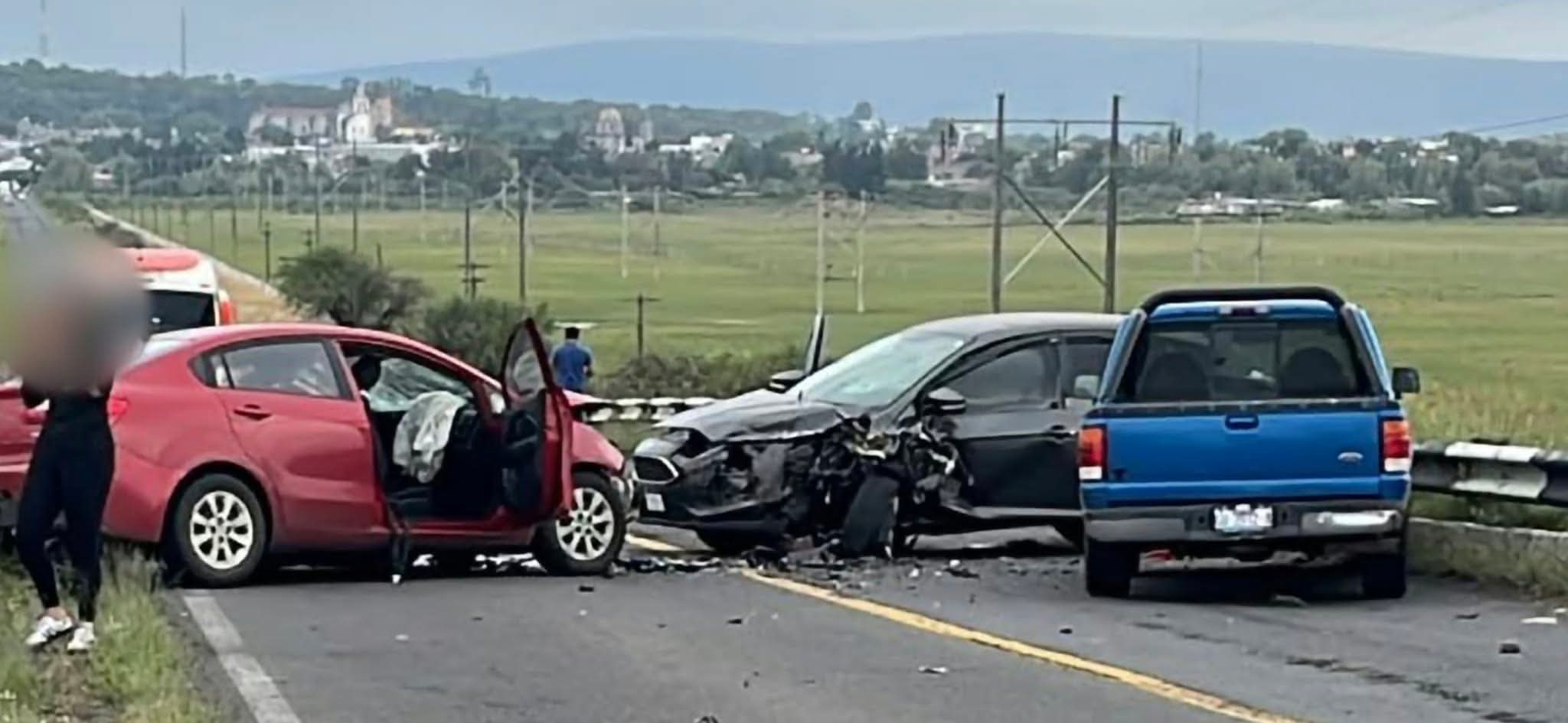 Choque entre tres vehículos deja una joven muerta y 8 heridos en la Morelia-Salamanca