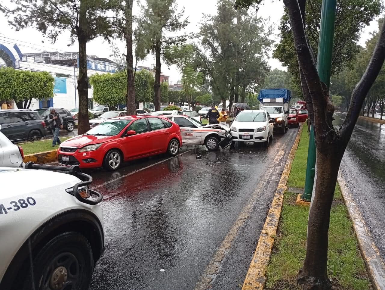 Se registra choque de al menos siete vehículos en Calzada La Huerta, en Morelia