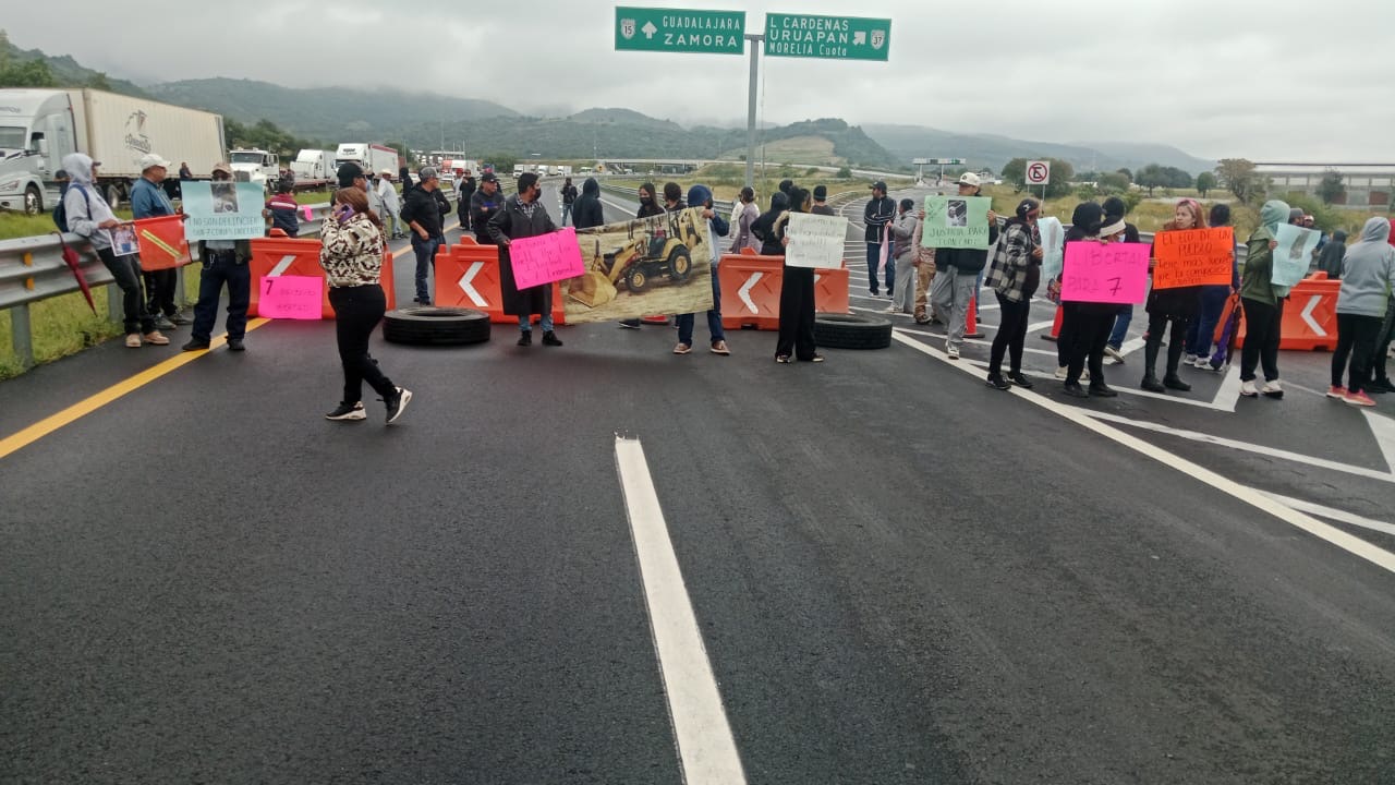 Habitantes de Copándaro bloquean la autopista México-Guadalajara