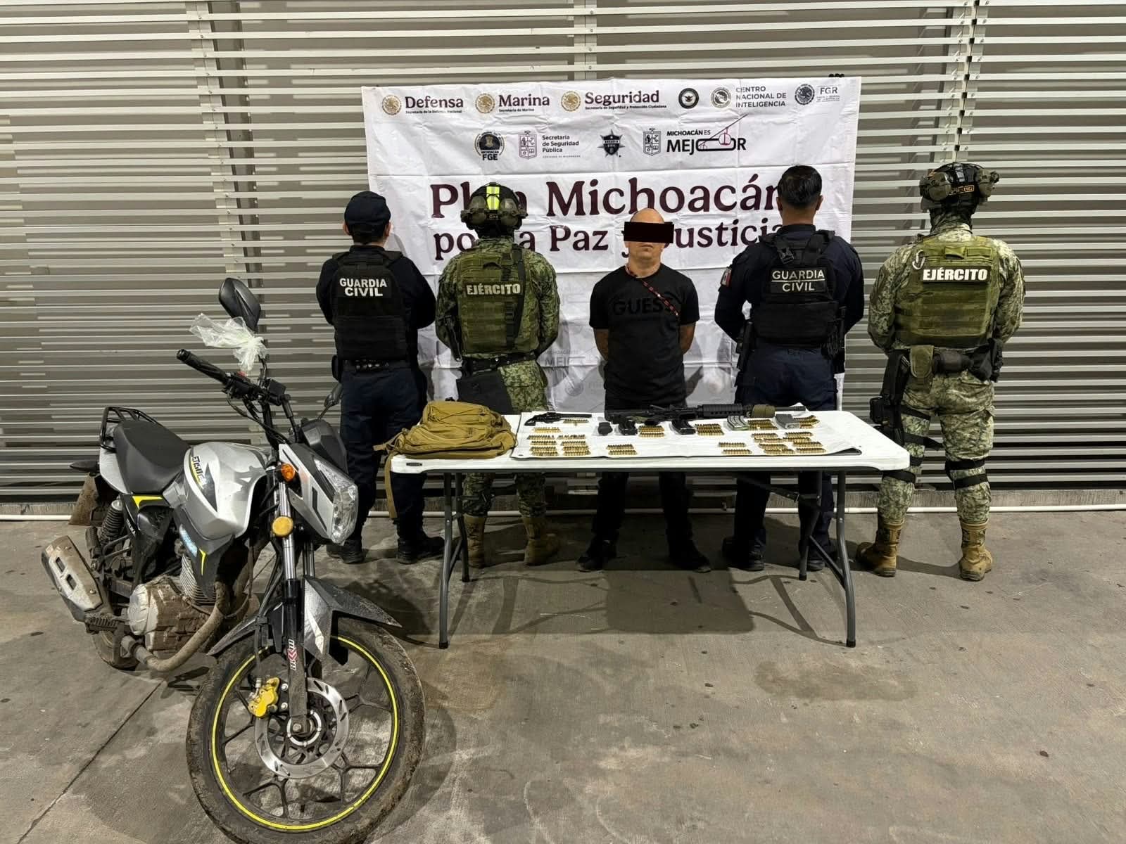 Detienen a motociclista armado con fusil, revólver y 346 cartuchos en Morelia