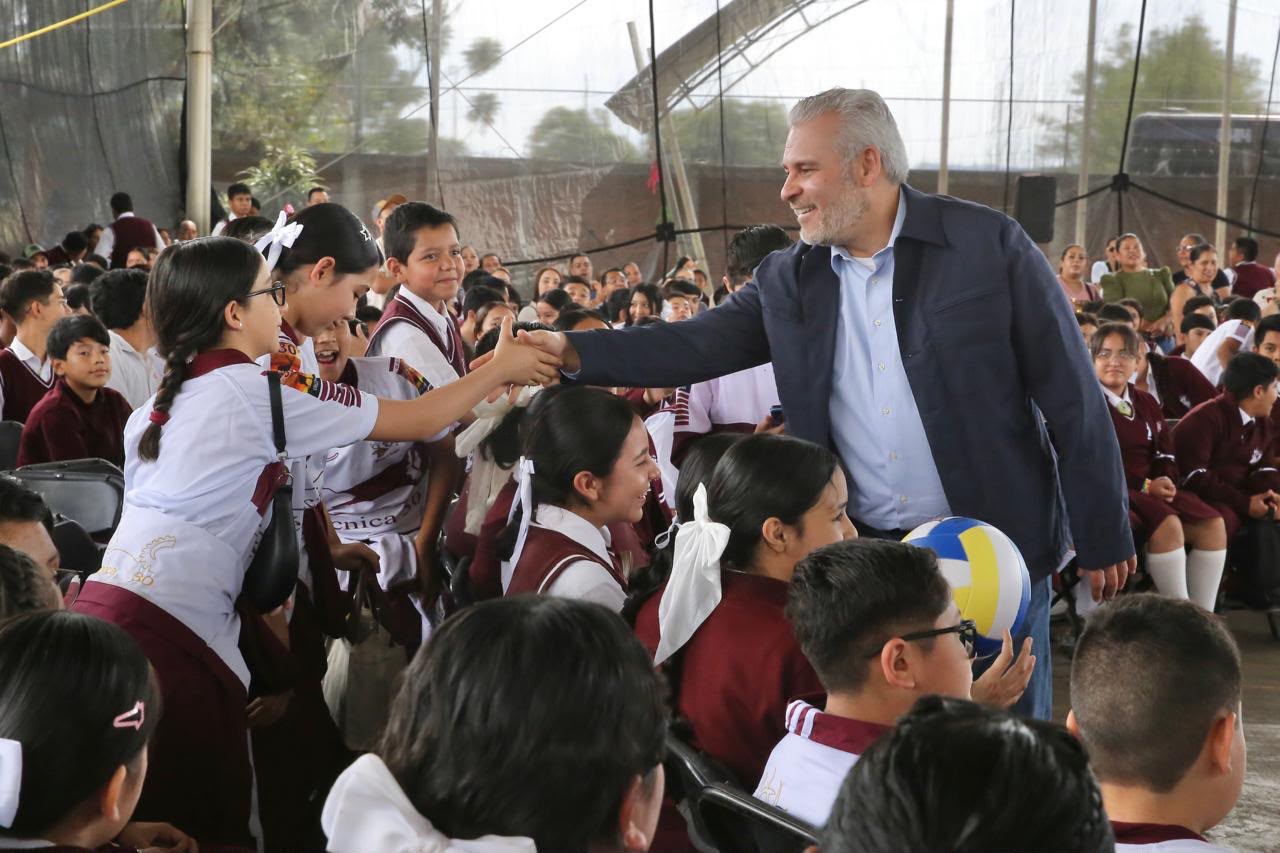 ¡Más de 800 mil tenis entregados! Bedolla impulsa el apoyo a estudiantes de secundaria