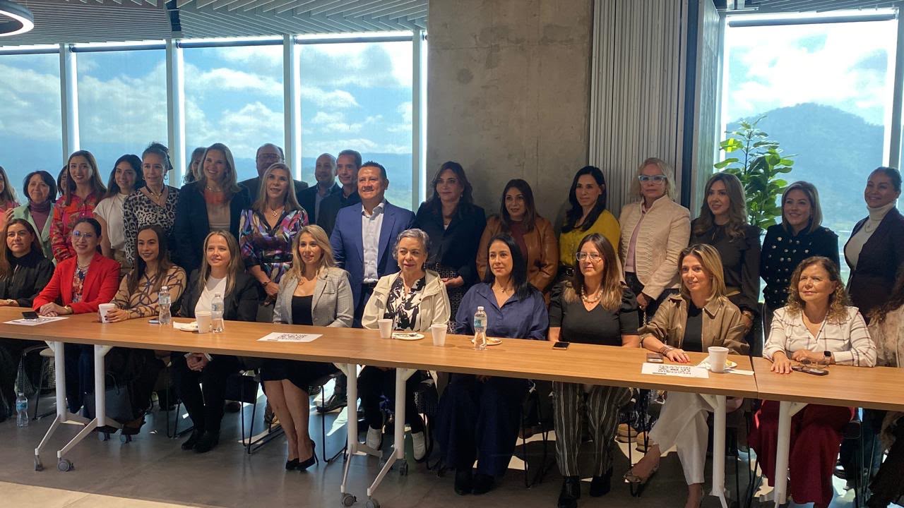 Mujeres empresarias sostienen diálogo con Carlos Torres Piña
