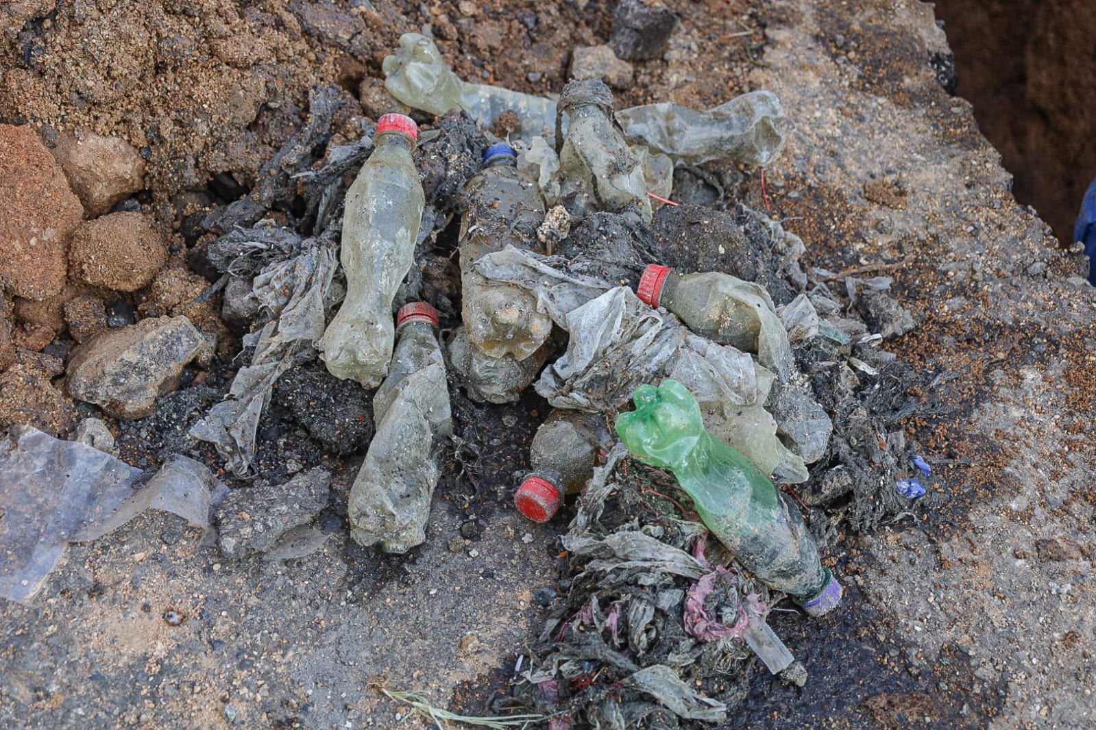 Ooapas sustituye tubería de drenaje obstruida por basura en la colonia Leandro Valle