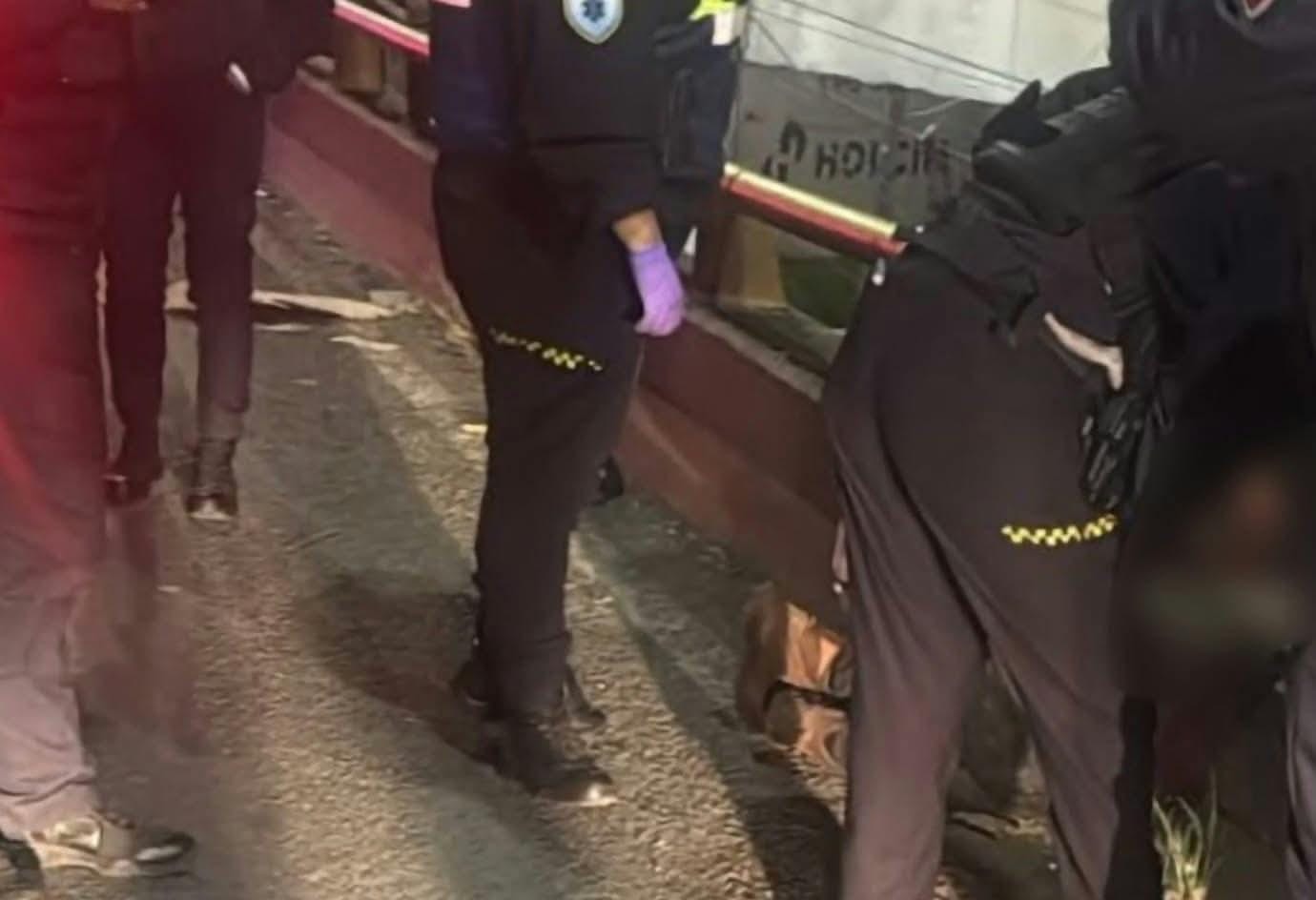 Hallan a hombre muerto y recargado en barandal de un puente del Libramiento Norte de Morelia