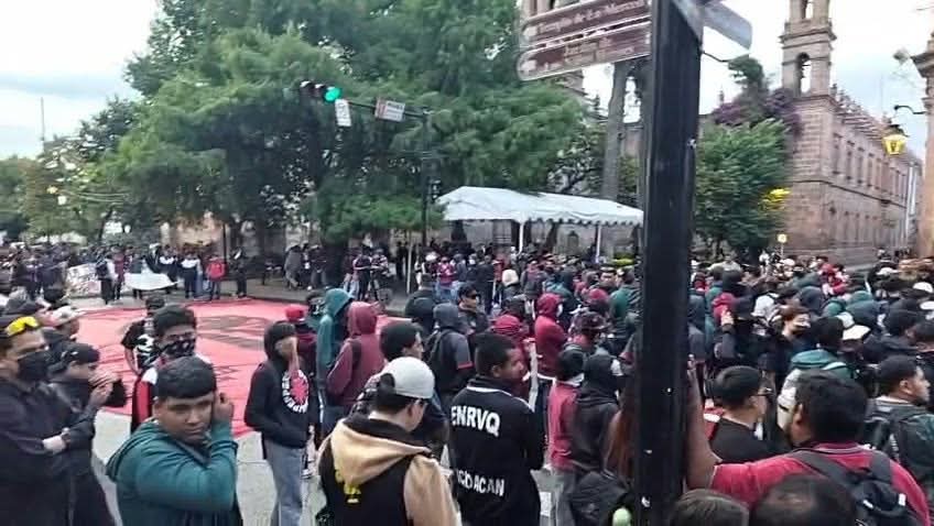 Normalistas vandalizan negocios durante marcha en Morelia