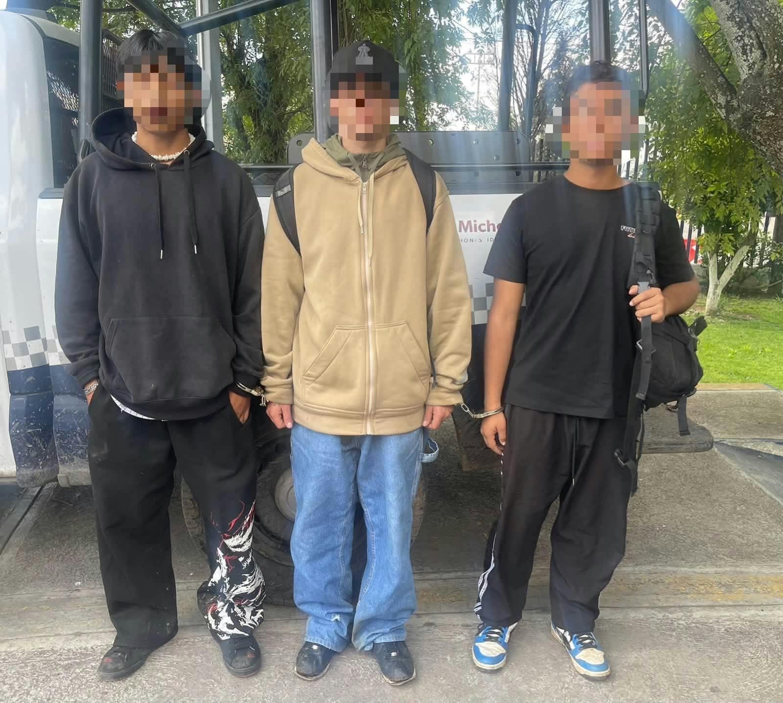 Agrupamiento Equino detiene a tres jóvenes en posesión de marihuana y réplica de pistola, en Morelia