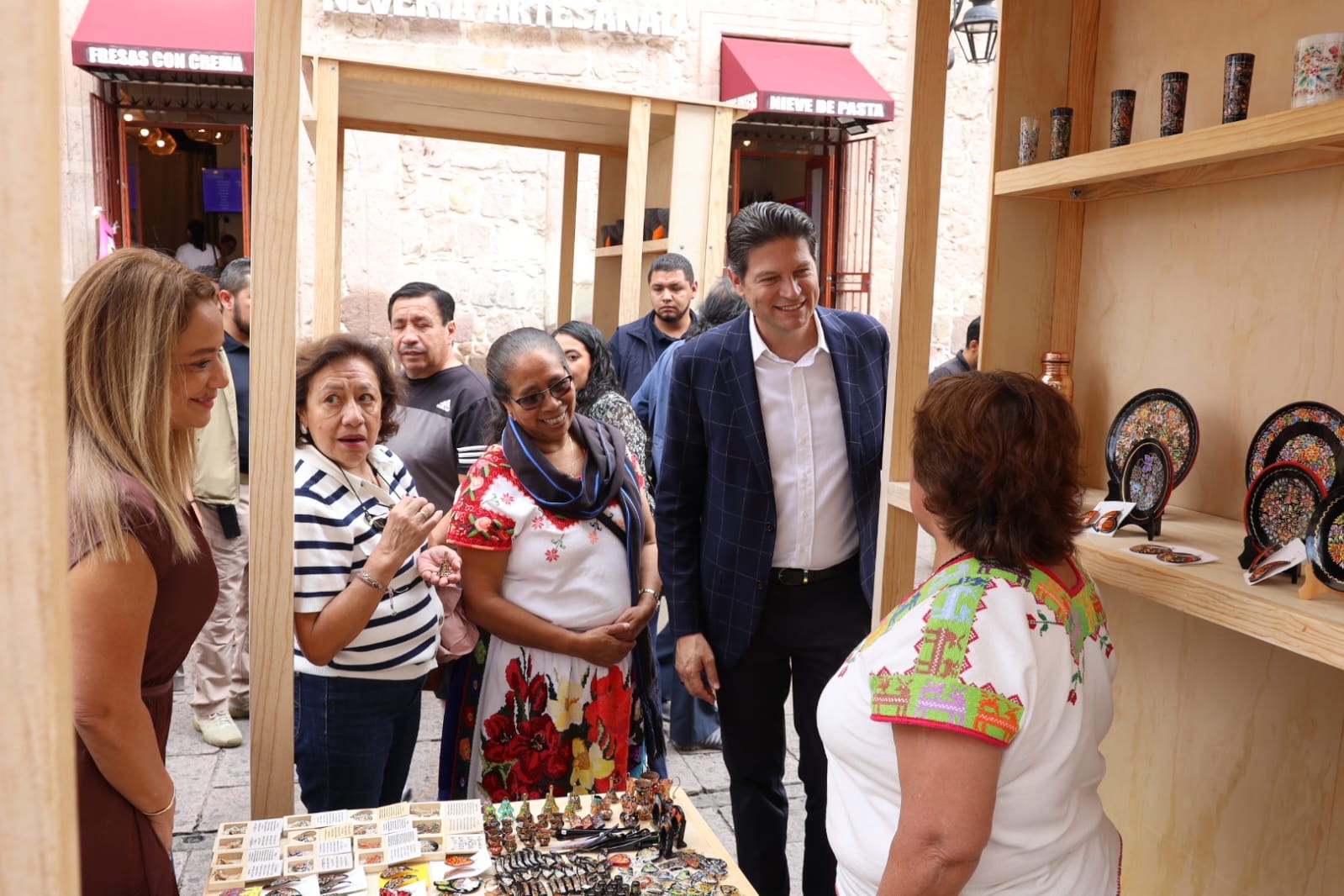 Alfonso Martínez Alcázar invita a disfrutar del bazar de artesanías michoacanas en el Centro de Morelia