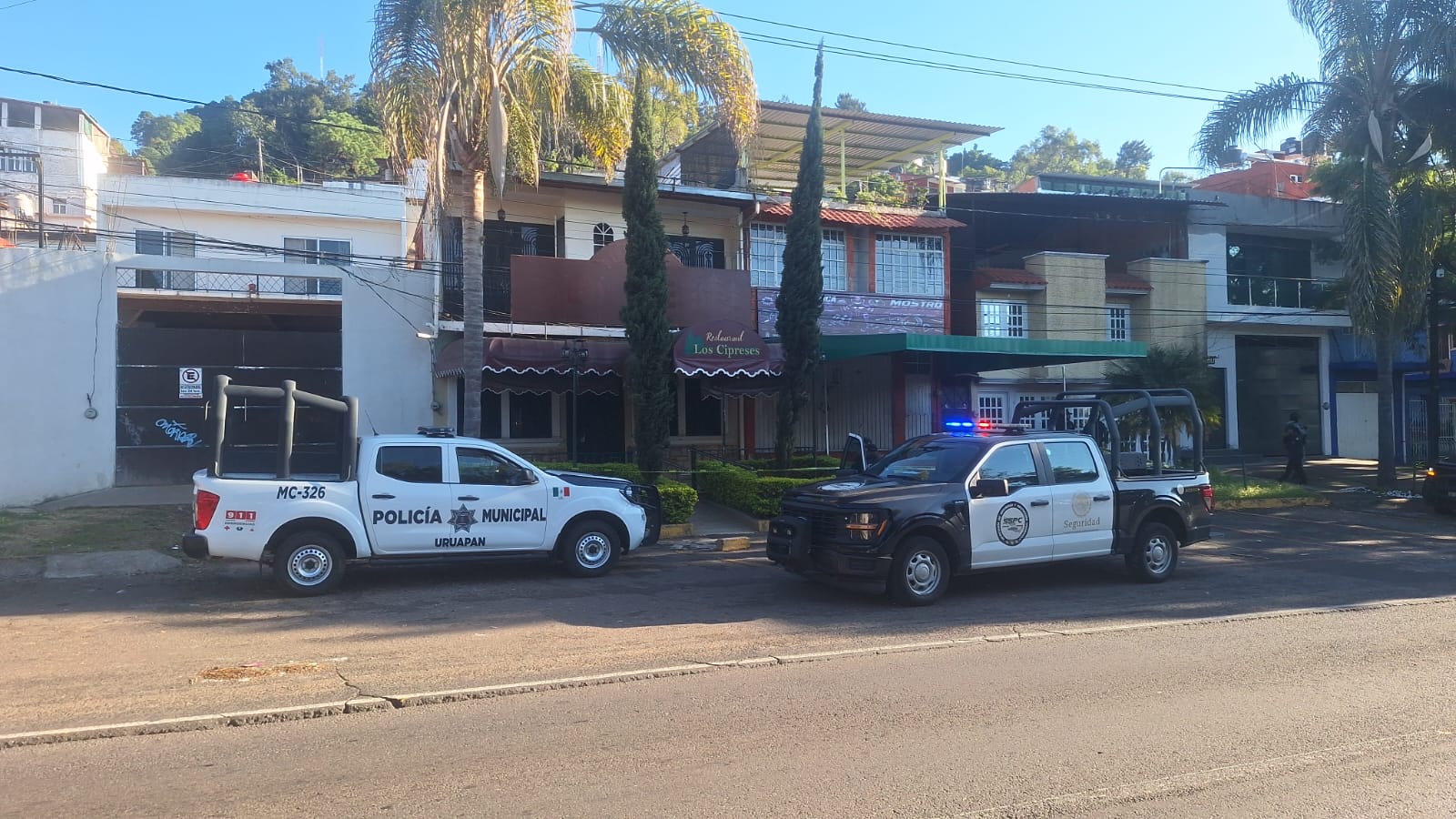 Criminales balean restaurante sobre la Calzada Benito Juárez de Uruapan 