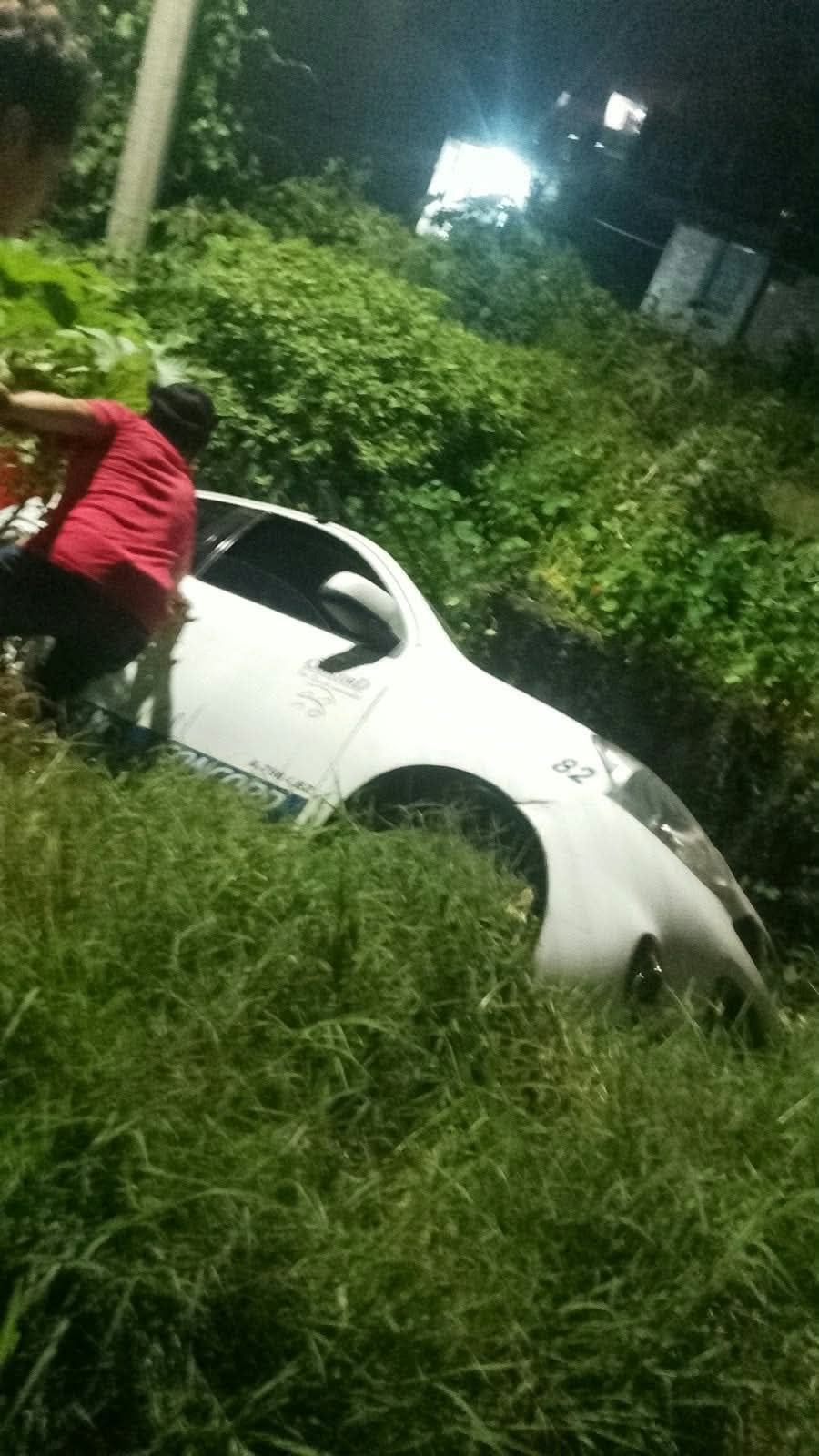 Vehículo cae a un canal de aguas negras en la Tenencia Morelos, Morelia