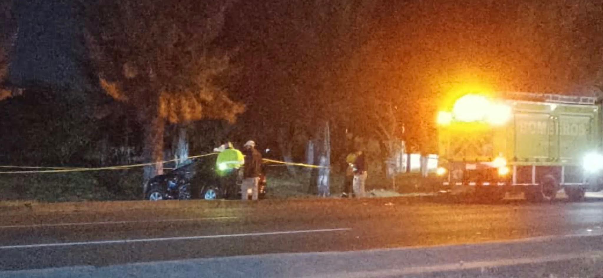 Choque de auto contra árbol deja un muerto y dos heridos en el Libramiento Norte de Morelia 