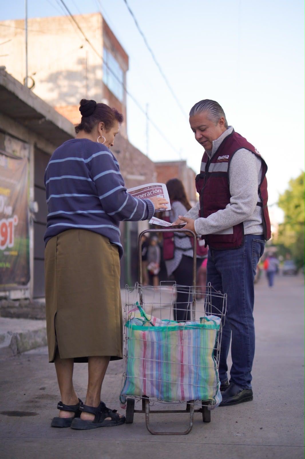 Luis Navarro lleva Barrio X Barrio a la colonia Mariano Escobedo y al Tianguis de la Feria