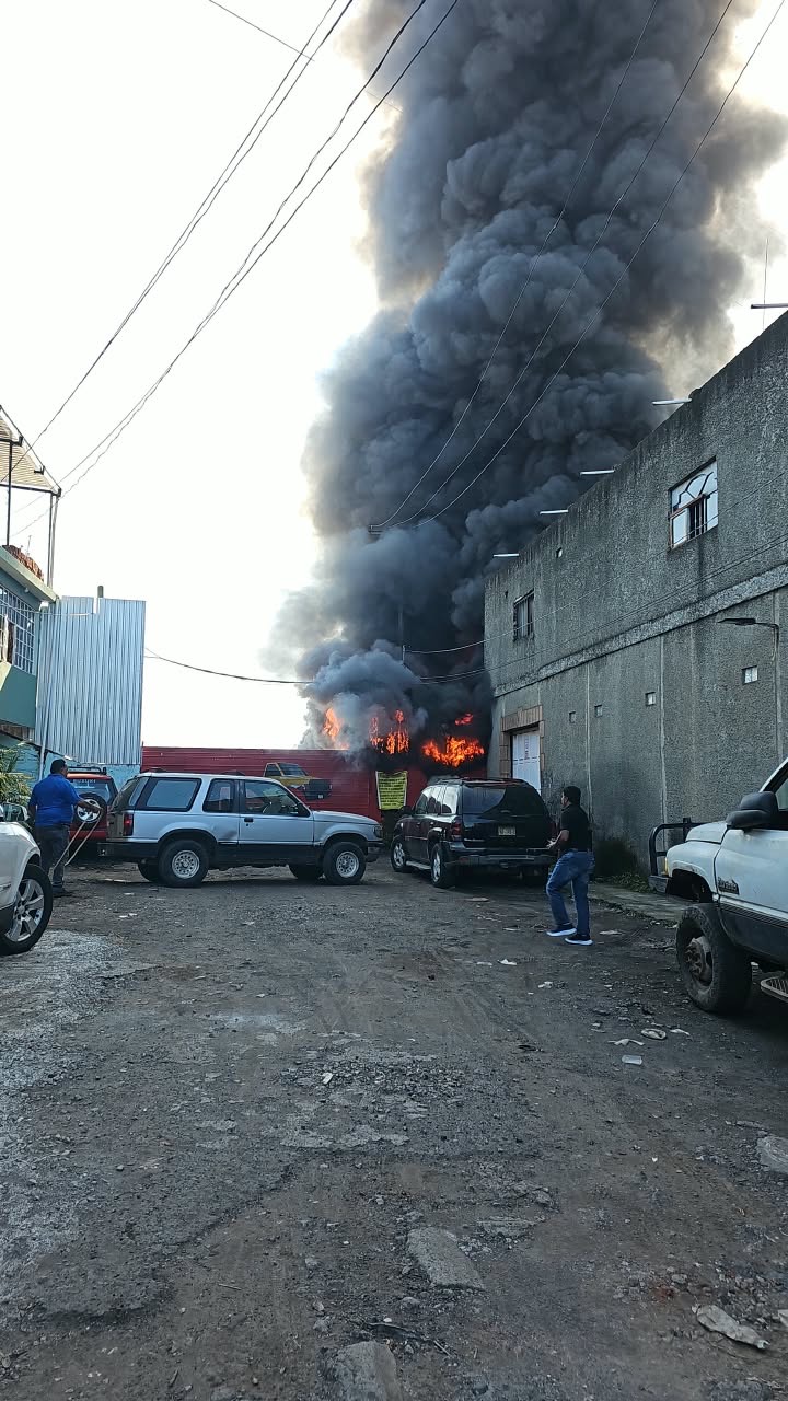 Se registra incendio en corralón, al oriente de Uruapan
