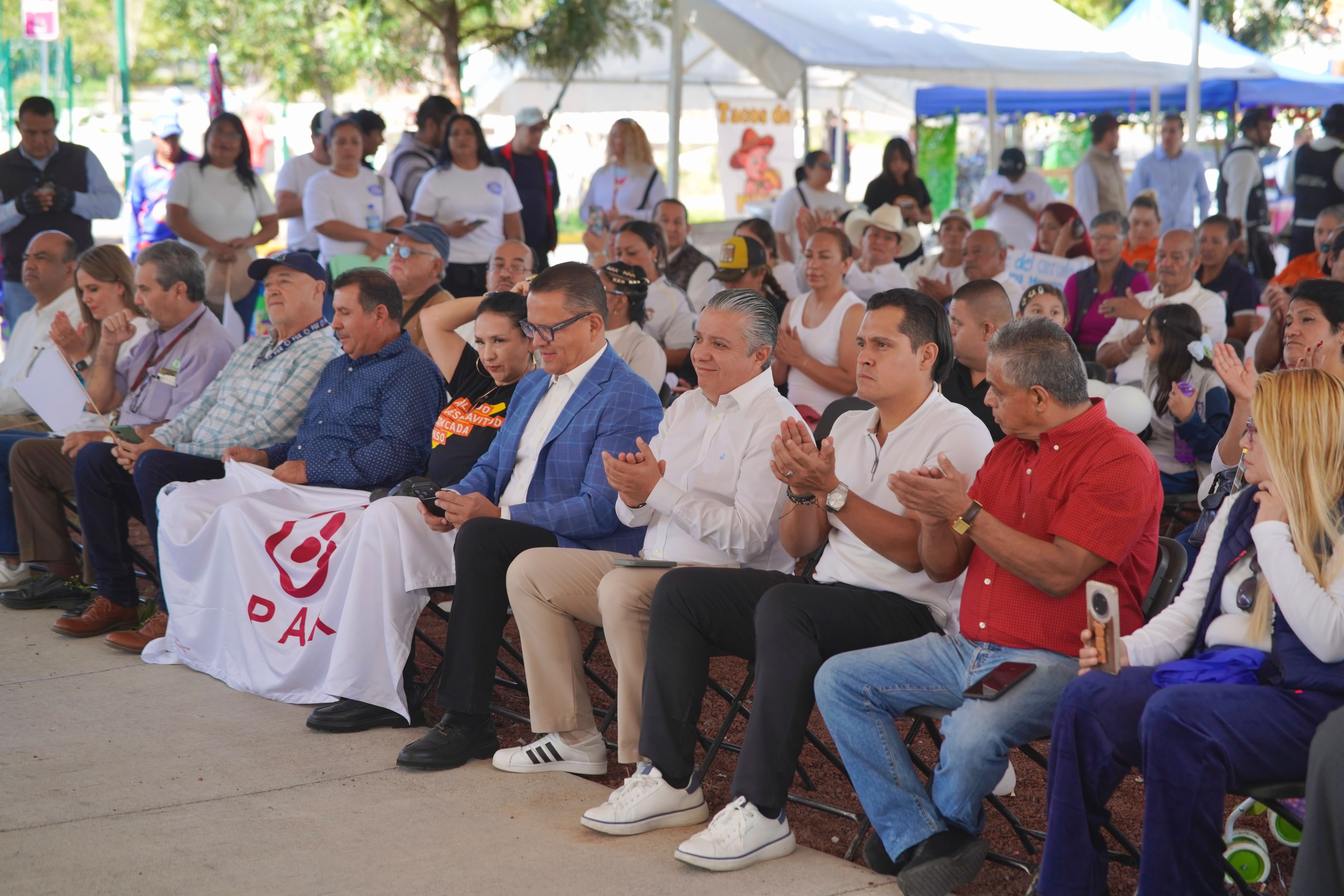 Luis Navarro acompaña a las familias de Villas del Pedregal en la Marcha por la PazO