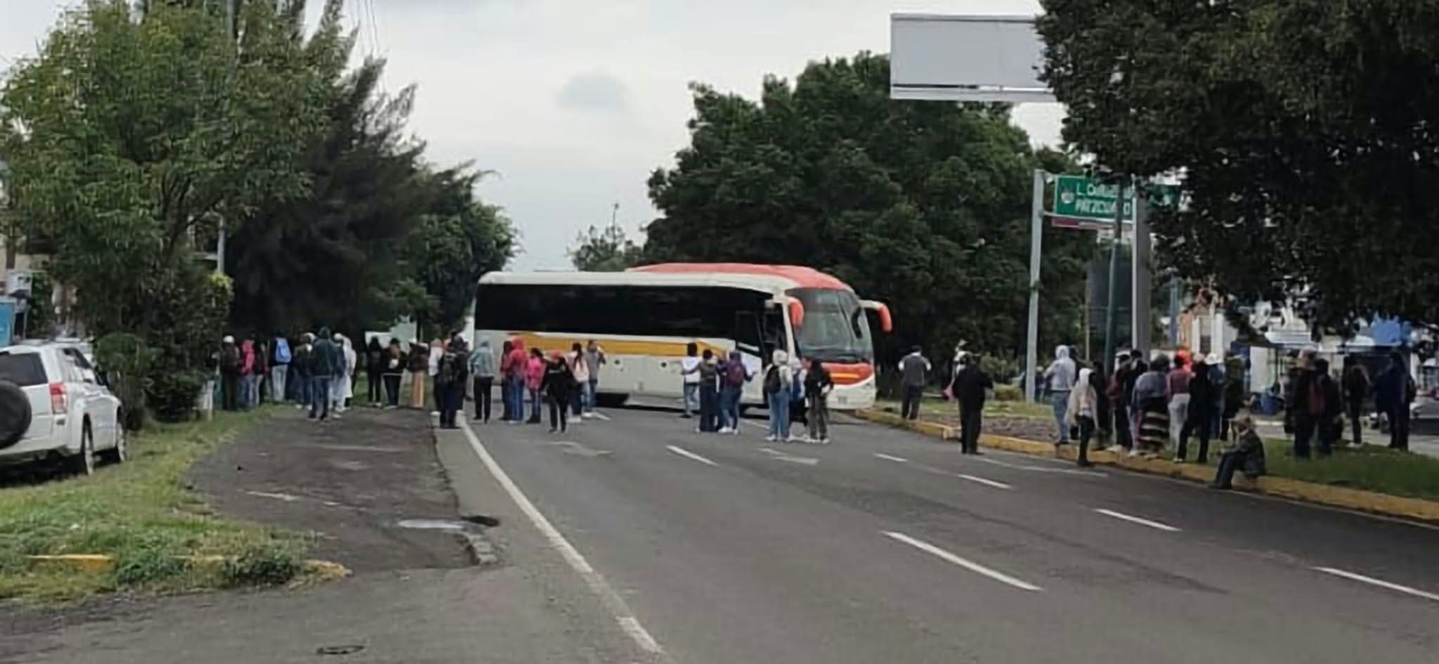 Normalistas bloquean el Libramiento Surponiente de Morelia