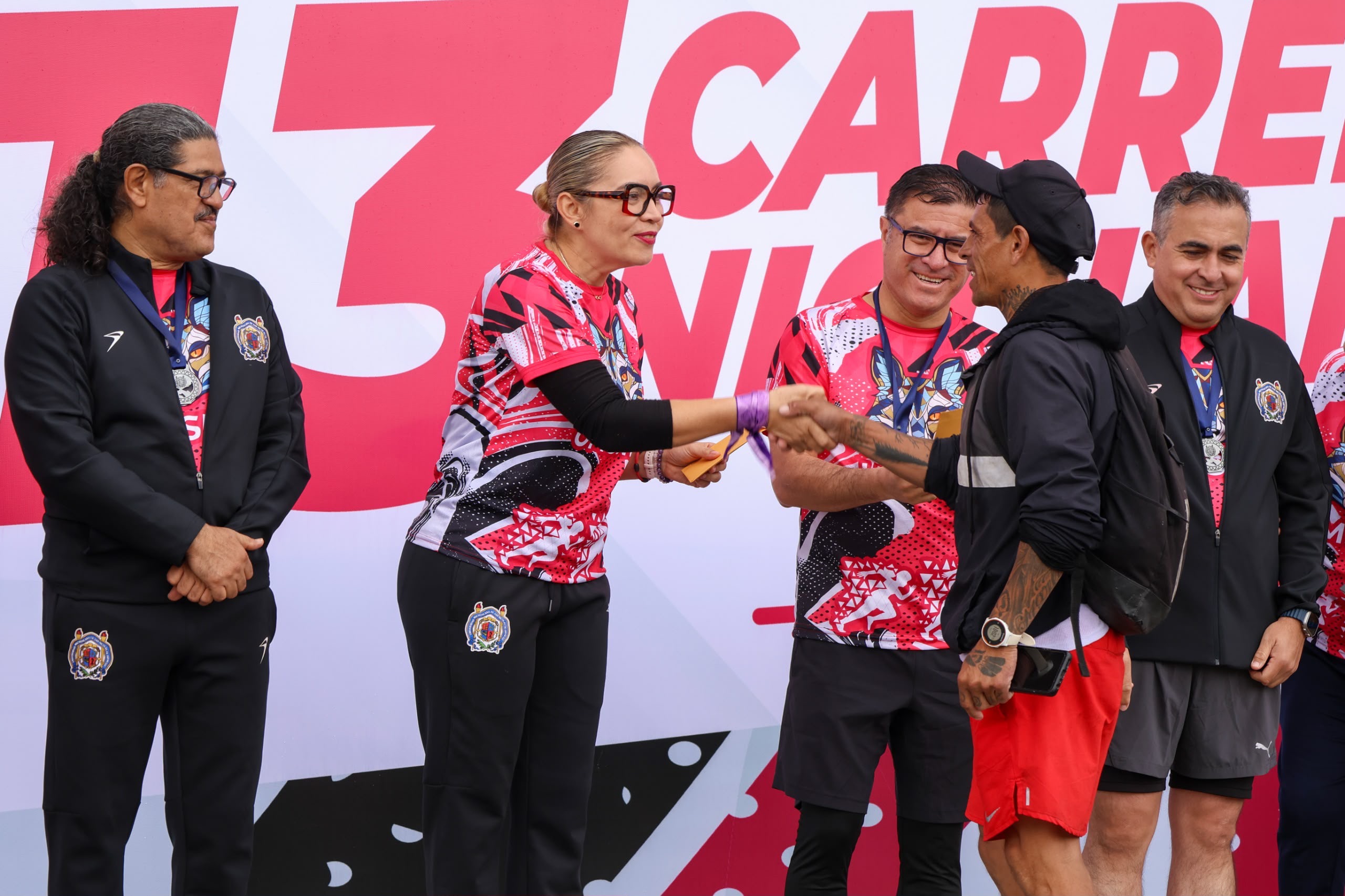 CIFRA RÉCORD DE PARTICIPANTES EN LA 13ª CARRERA ATLÉTICA NICOLAITA; YARABÍ ÁVILA ENTREGA MEDALLAS