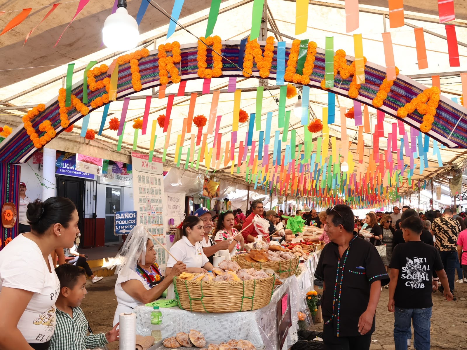 Vive la Noche de Muertos en los tianguis artesanales de Pátzcuaro y Capula