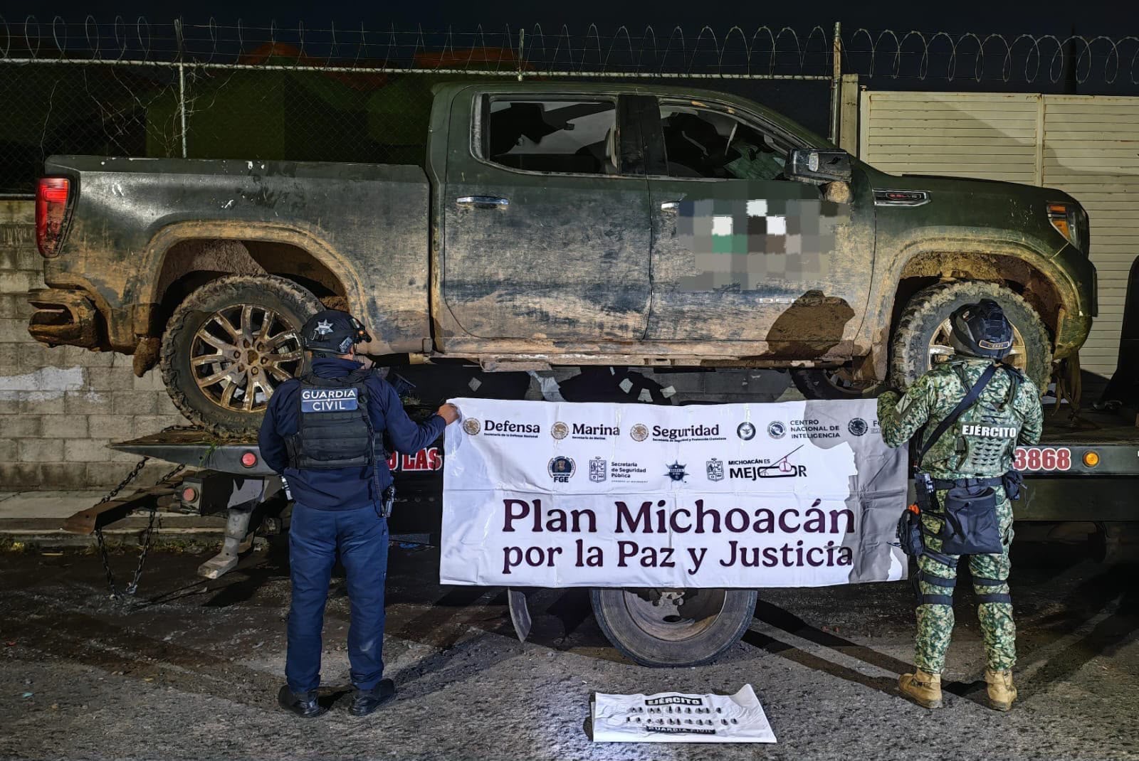 Aseguran armas y vehículos con insignias de grupo delictivo en Zinapécuaro e Indaparapeo