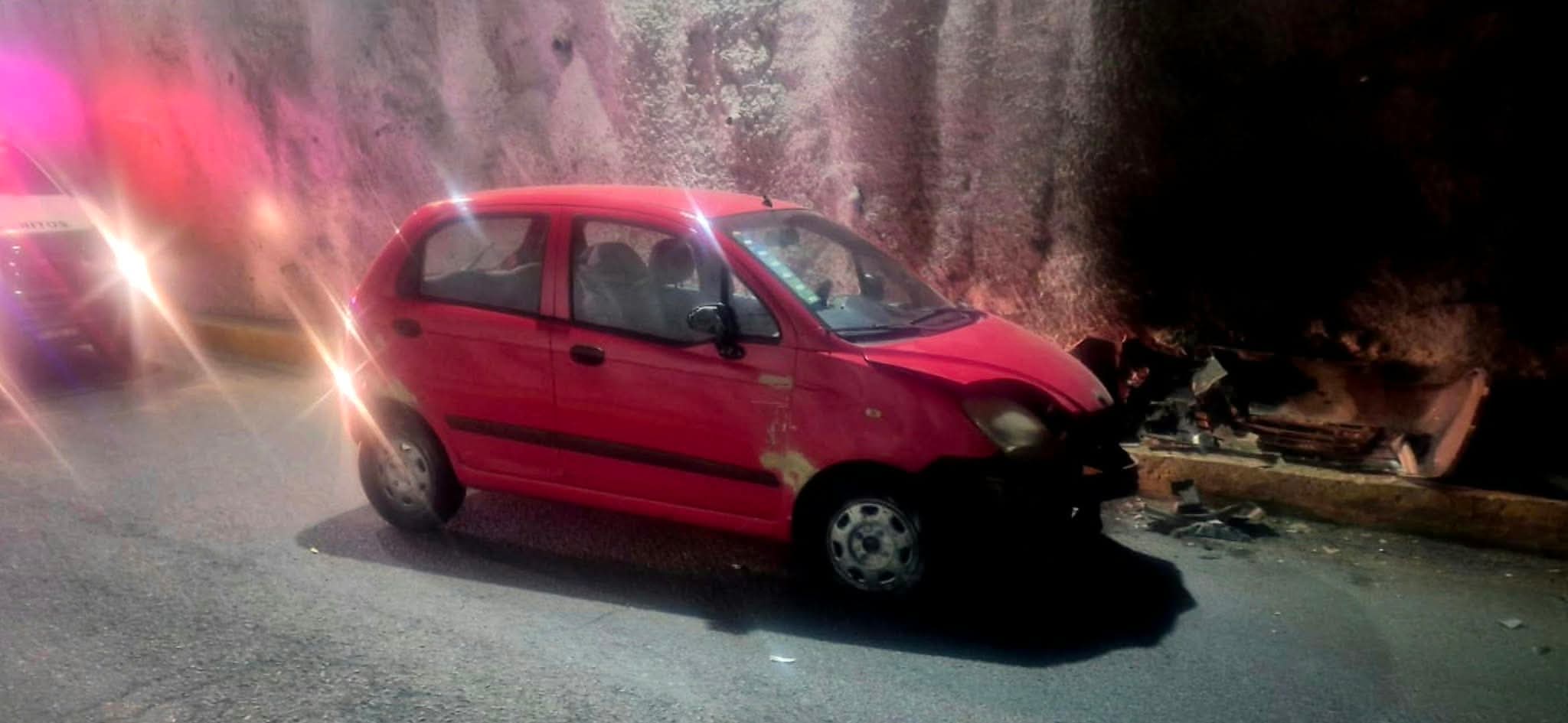 Auti choca contra muro en túnel del Distribuidor Vial de Salida a Salamanca, en Morelia 