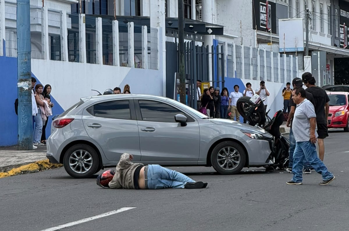 Motociclista herido tras choque contra auto, en Uruapan 